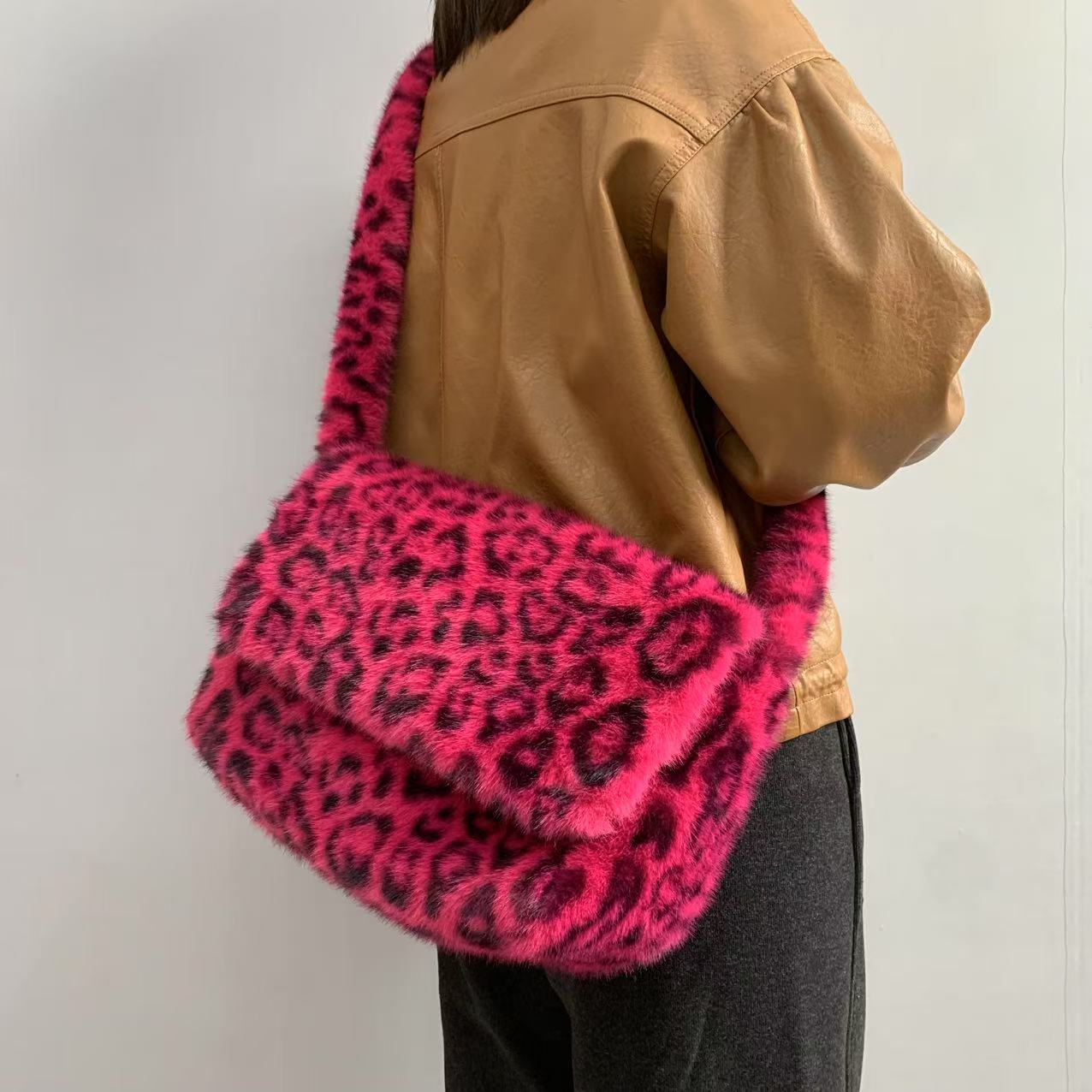 2026 New Leopard Print Plush Crossbody Bag Women's Korean Version Fashionable Faux Fur