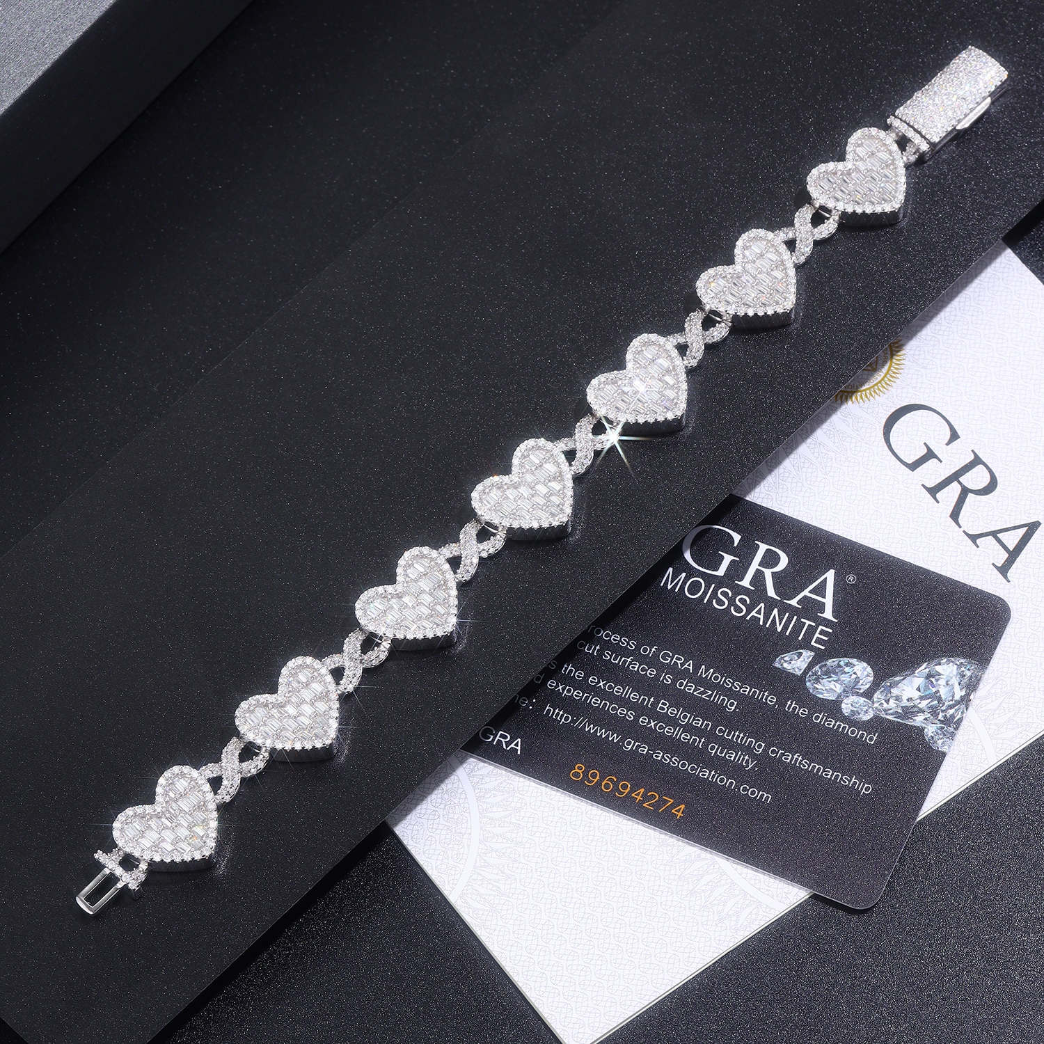 A Luxurious And Fashionable Minimalist Jewelry Bracelet Featuring Top-quality Moissanite