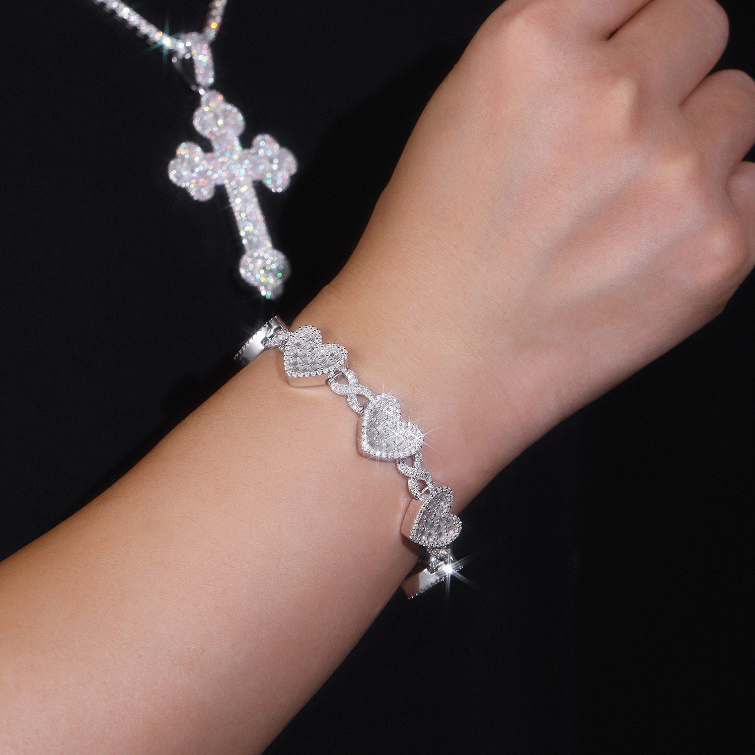 A Luxurious And Fashionable Minimalist Jewelry Bracelet Featuring Top-quality Moissanite
