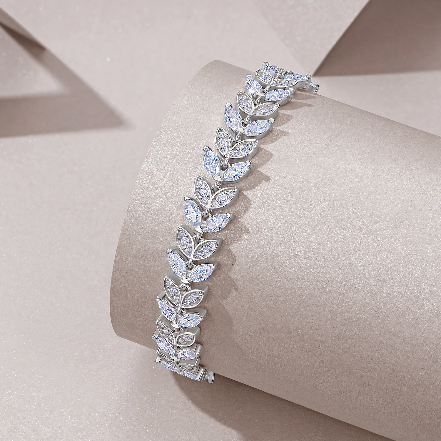A Luxurious And Fashionable Minimalist Jewelry Bracelet Featuring Top-quality Moissanite
