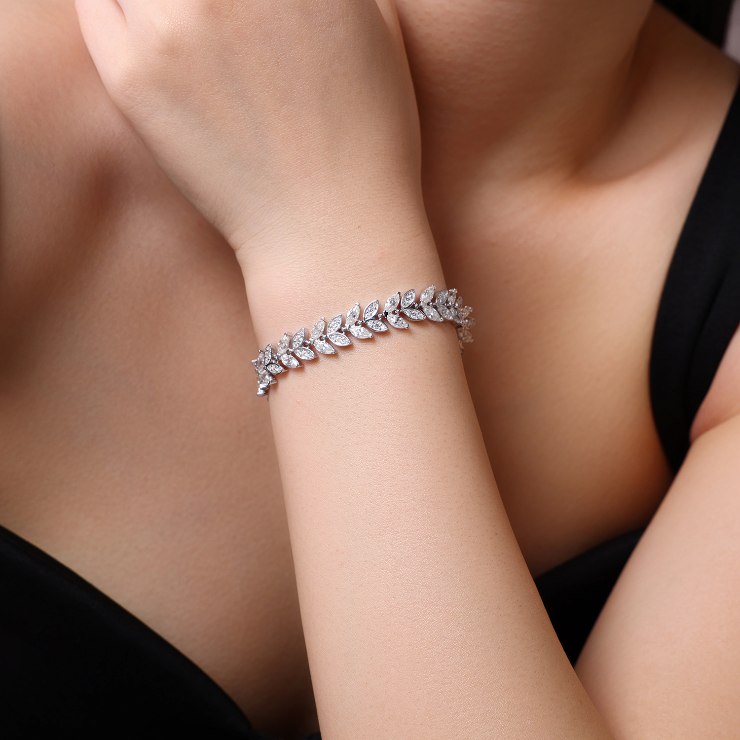 A Luxurious And Fashionable Minimalist Jewelry Bracelet Featuring Top-quality Moissanite