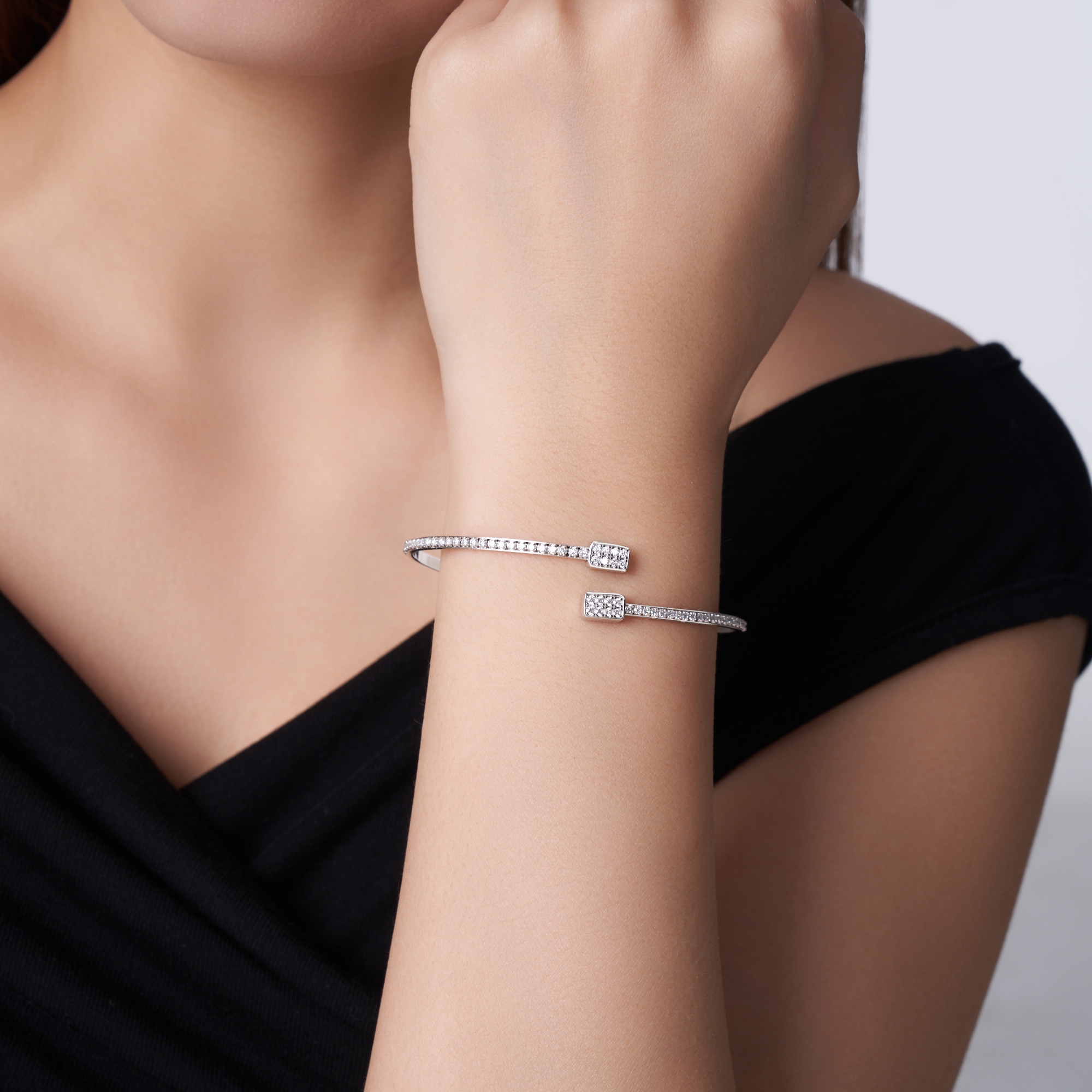 A Luxurious And Fashionable Minimalist Jewelry Bracelet Featuring Top-quality Moissanite