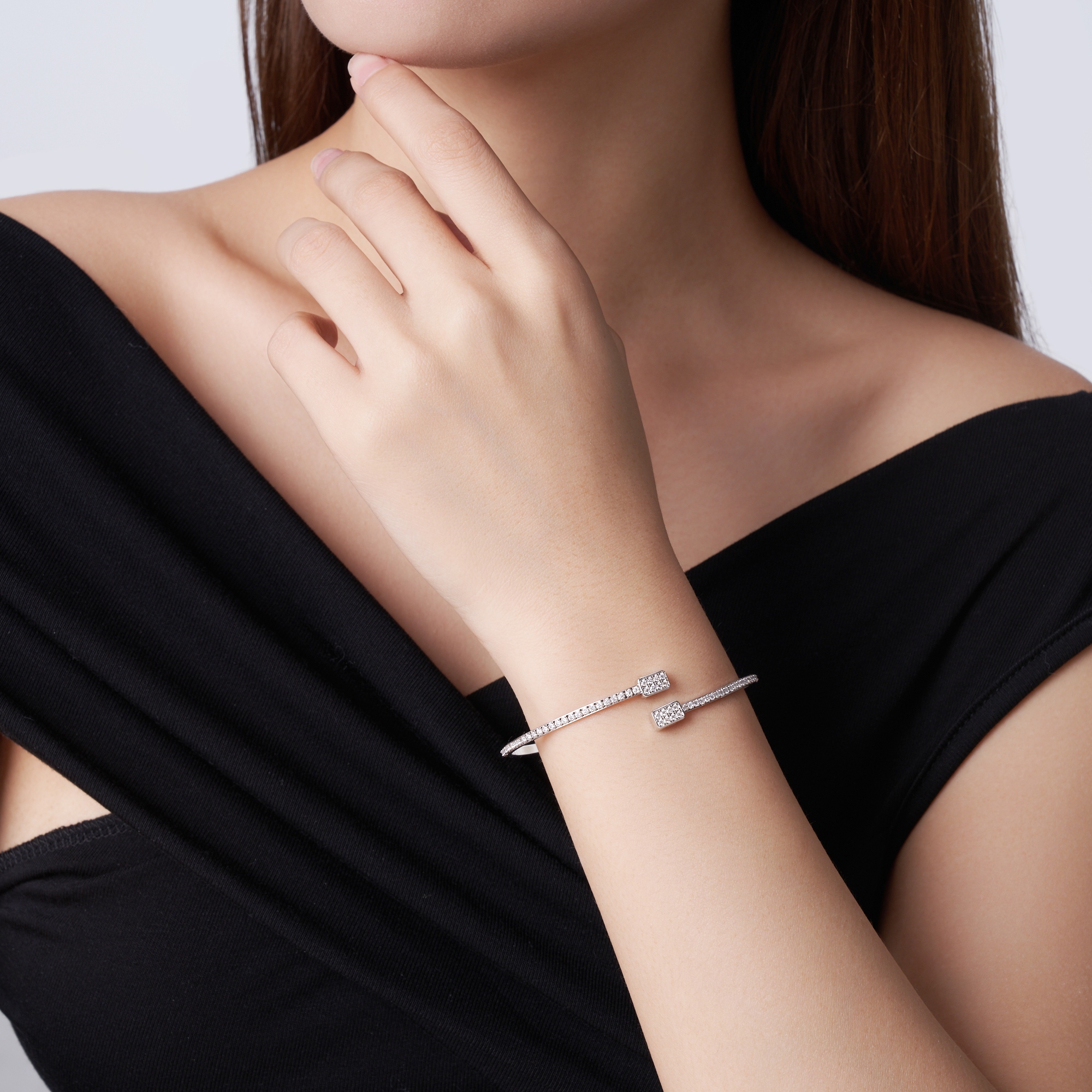 A Luxurious And Fashionable Minimalist Jewelry Bracelet Featuring Top-quality Moissanite
