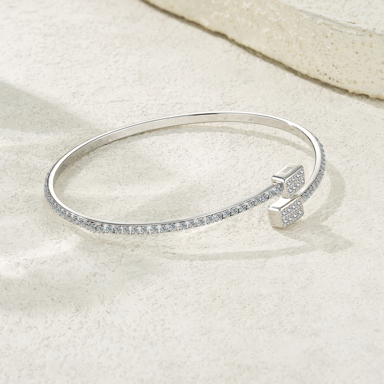 A Luxurious And Fashionable Minimalist Jewelry Bracelet Featuring Top-quality Moissanite