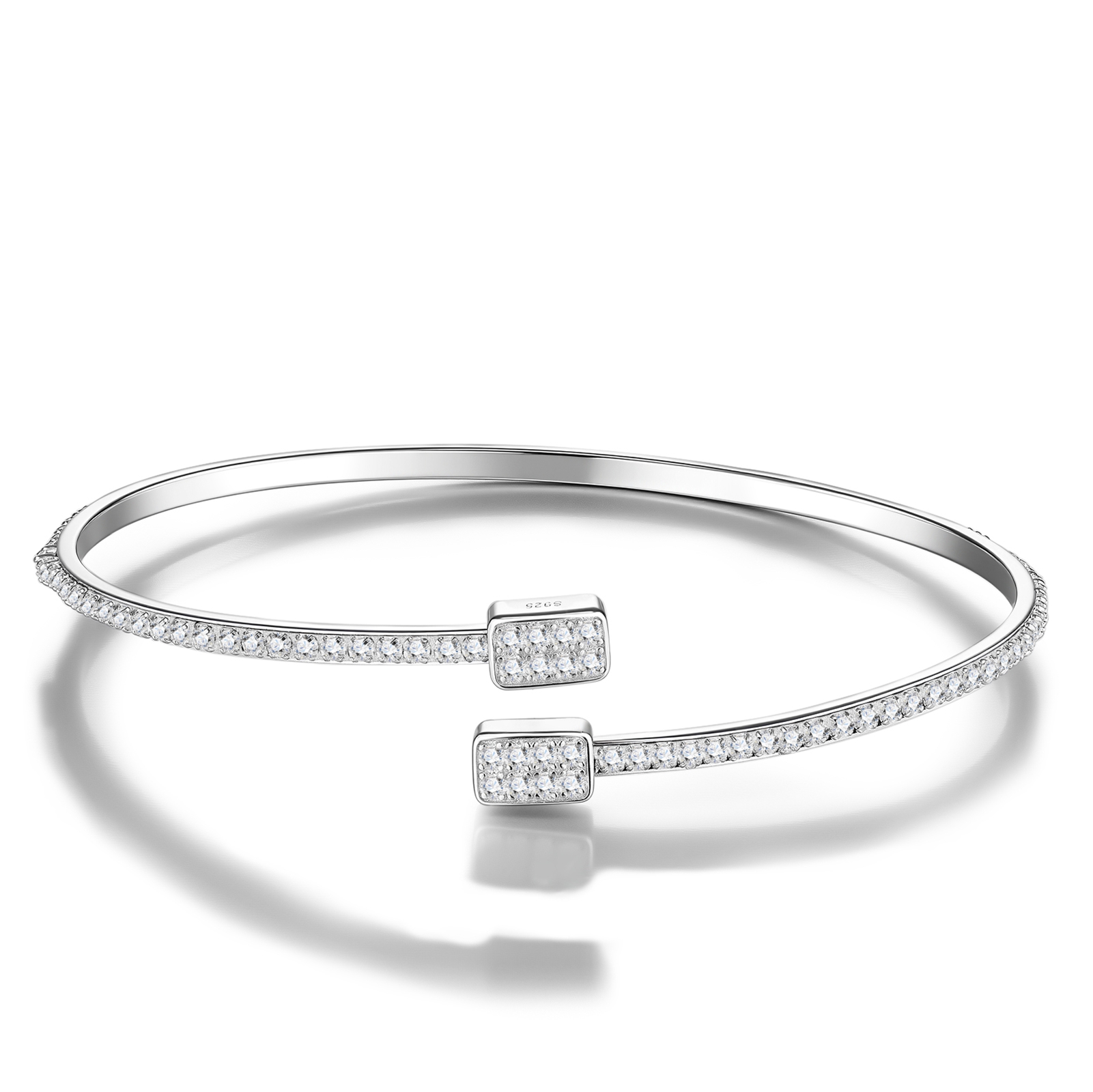 A Luxurious And Fashionable Minimalist Jewelry Bracelet Featuring Top-quality Moissanite