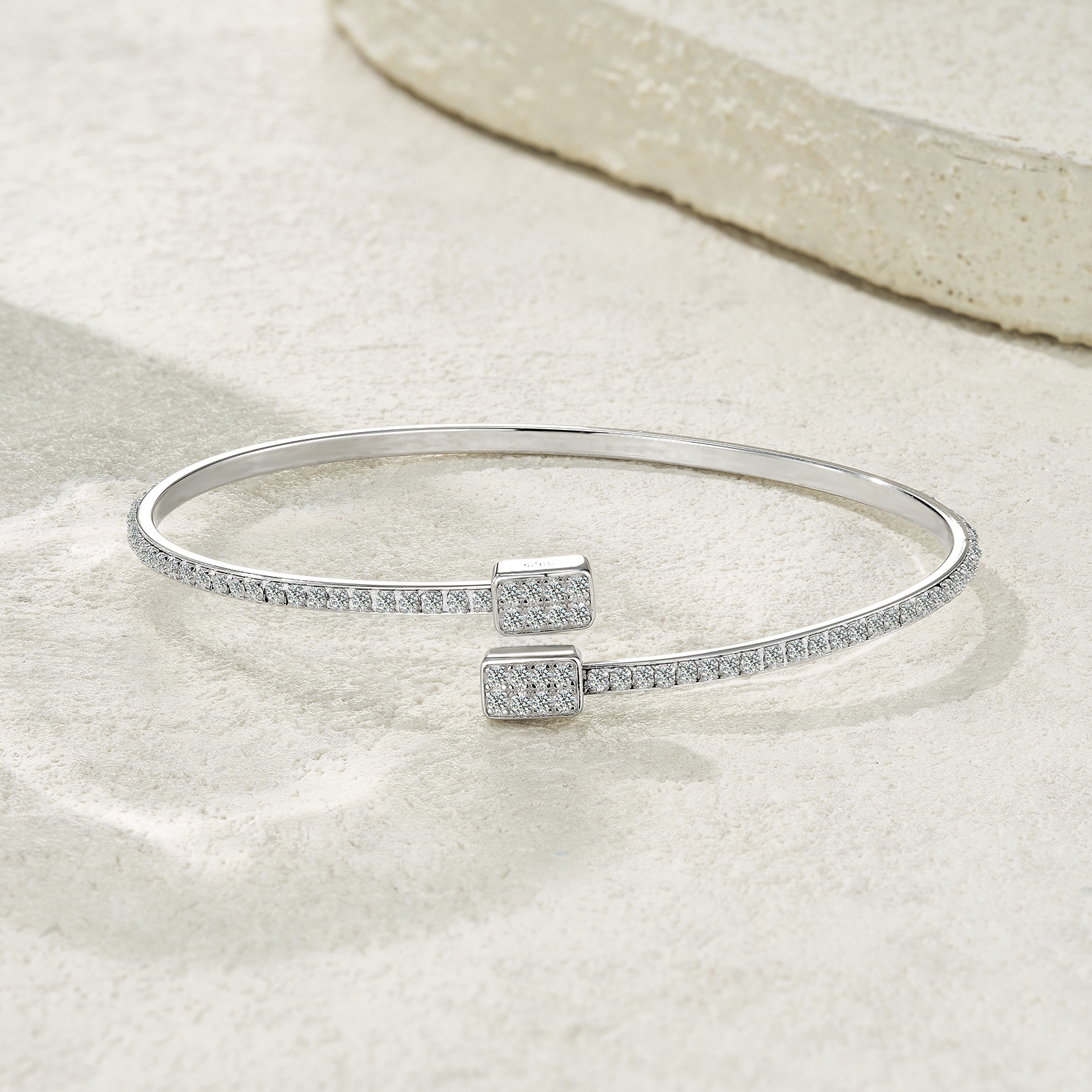 A Luxurious And Fashionable Minimalist Jewelry Bracelet Featuring Top-quality Moissanite