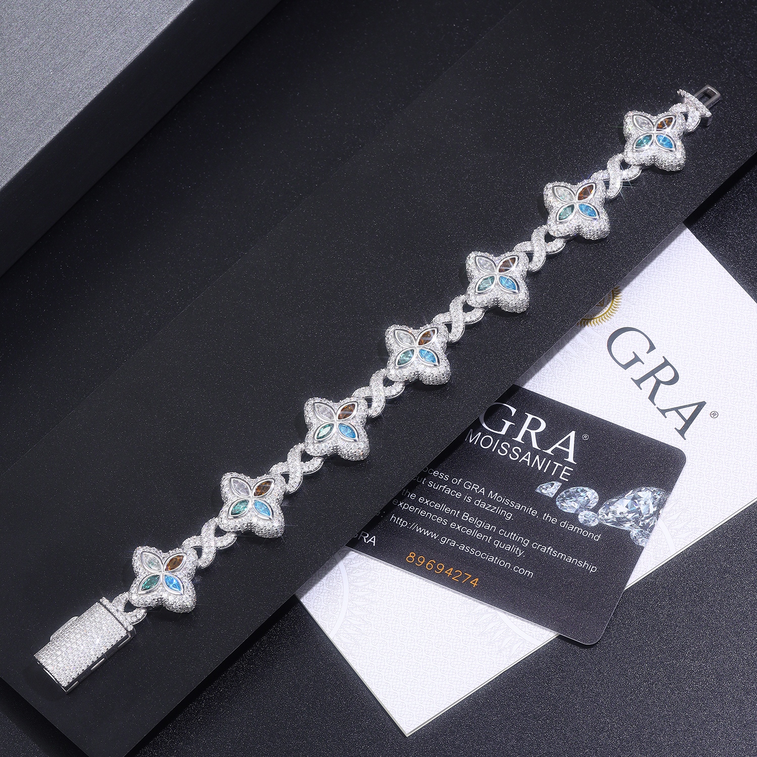 A Luxurious And Fashionable Minimalist Jewelry Bracelet Featuring Top-quality Moissanite