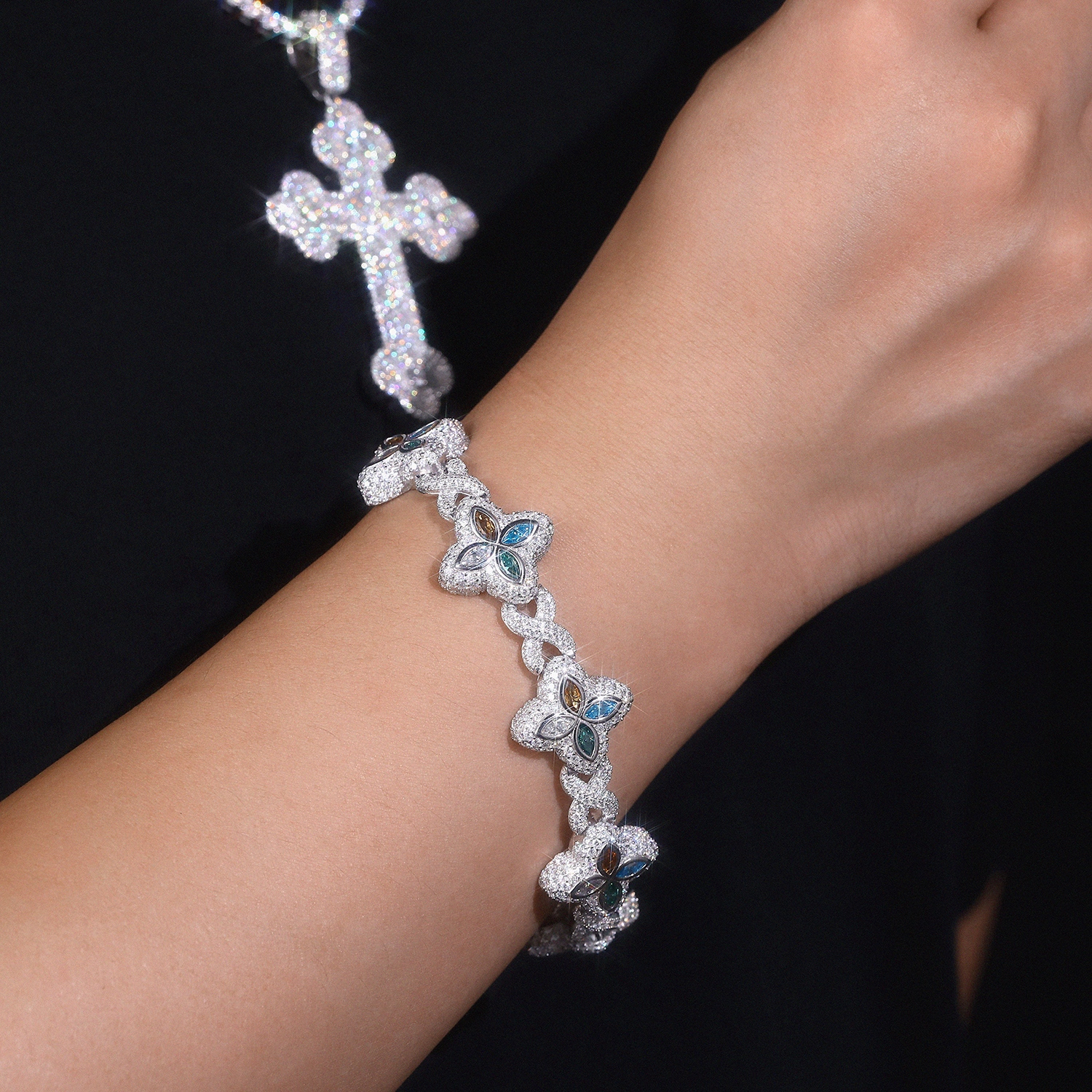 A Luxurious And Fashionable Minimalist Jewelry Bracelet Featuring Top-quality Moissanite