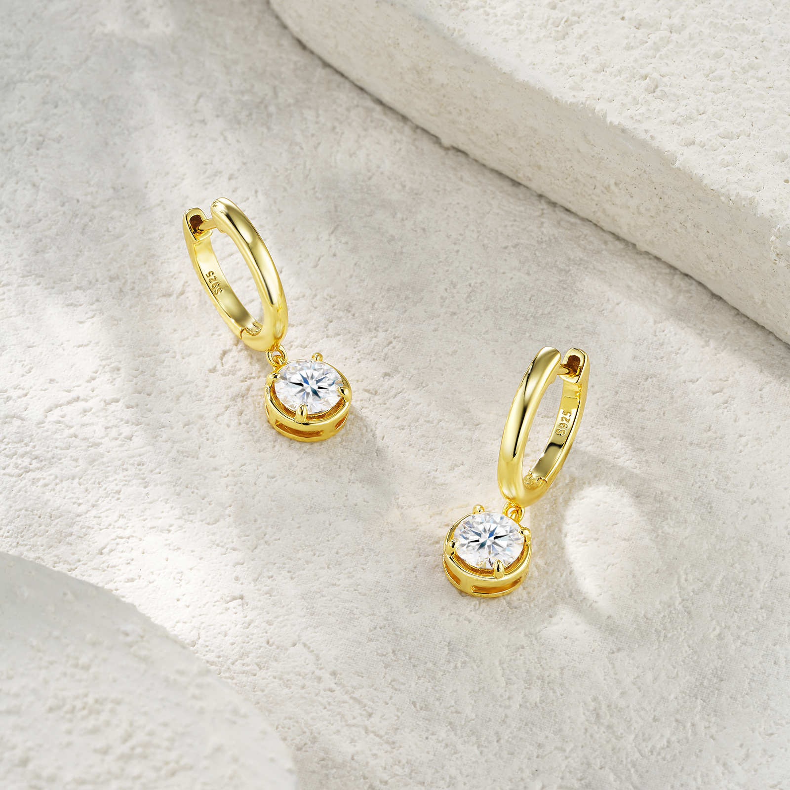 A Luxurious And Fashionable Minimalist Jewelry Earring Set Featuring Top-quality