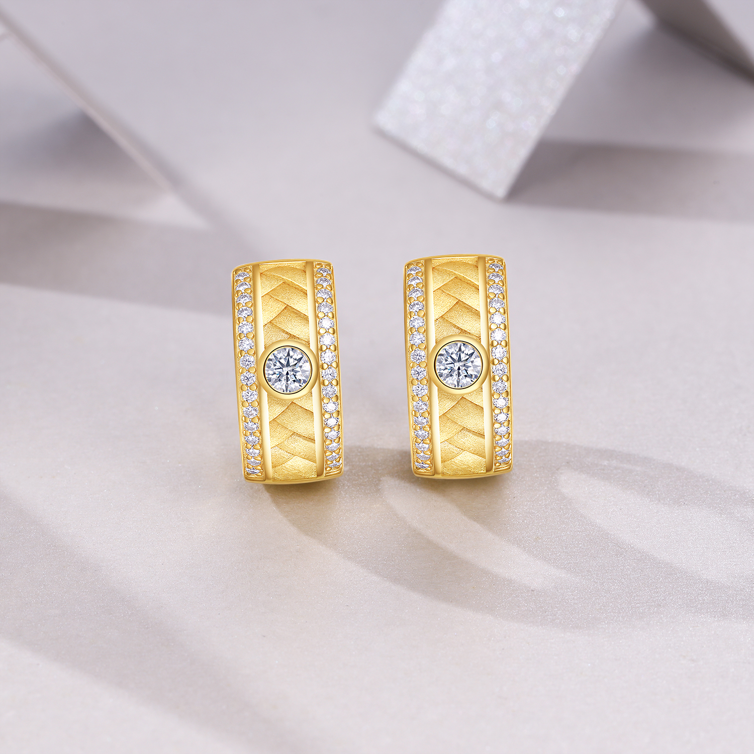 A Luxurious And Fashionable Minimalist Jewelry Earring Set Featuring Top-quality