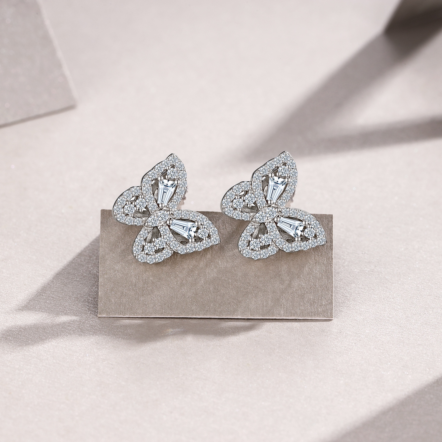 A Luxurious And Fashionable Minimalist Jewelry Earring Set Featuring Top-quality