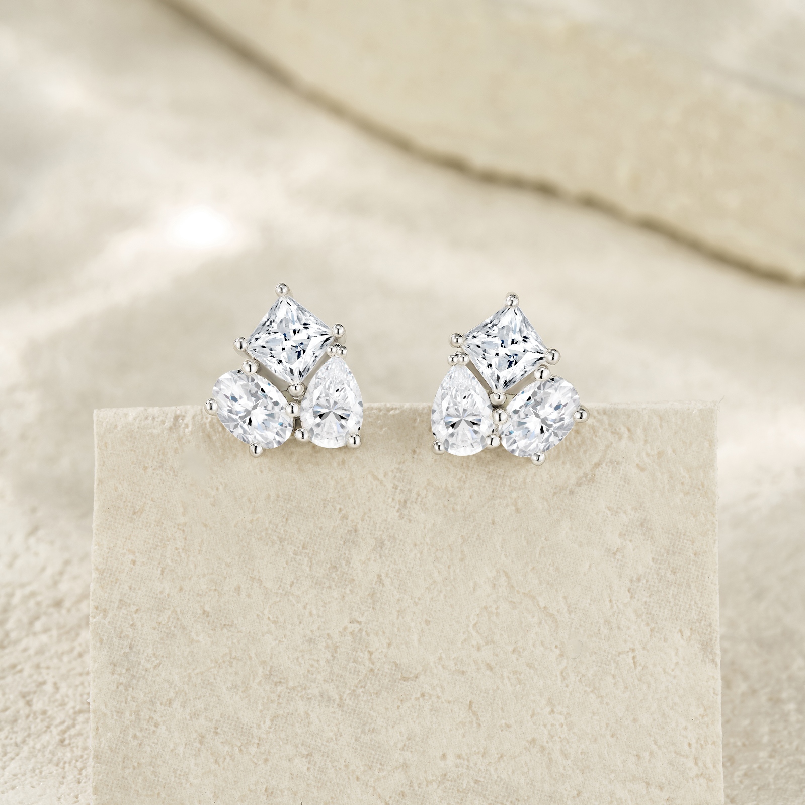A Luxurious And Fashionable Minimalist Jewelry Earring Set Featuring Top-quality