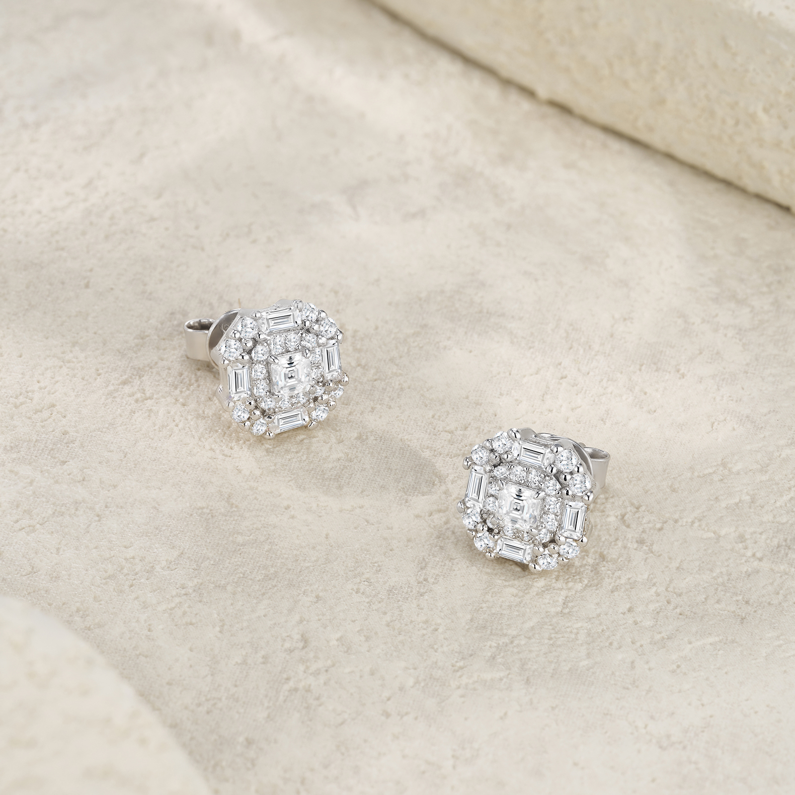 A Luxurious And Fashionable Minimalist Jewelry Earring Set Featuring Top-quality