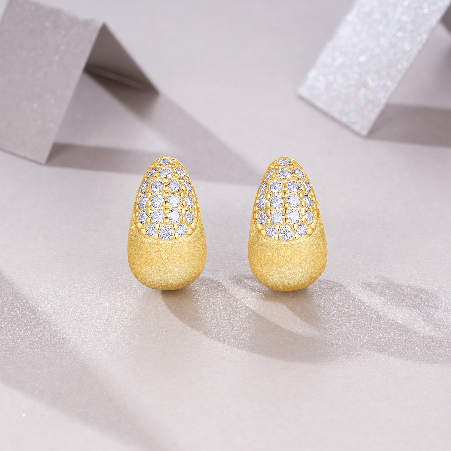 A Luxurious And Fashionable Minimalist Jewelry Earring Set Featuring Top-quality