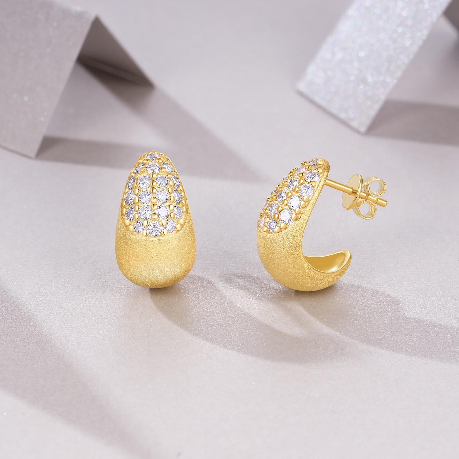 A Luxurious And Fashionable Minimalist Jewelry Earring Set Featuring Top-quality