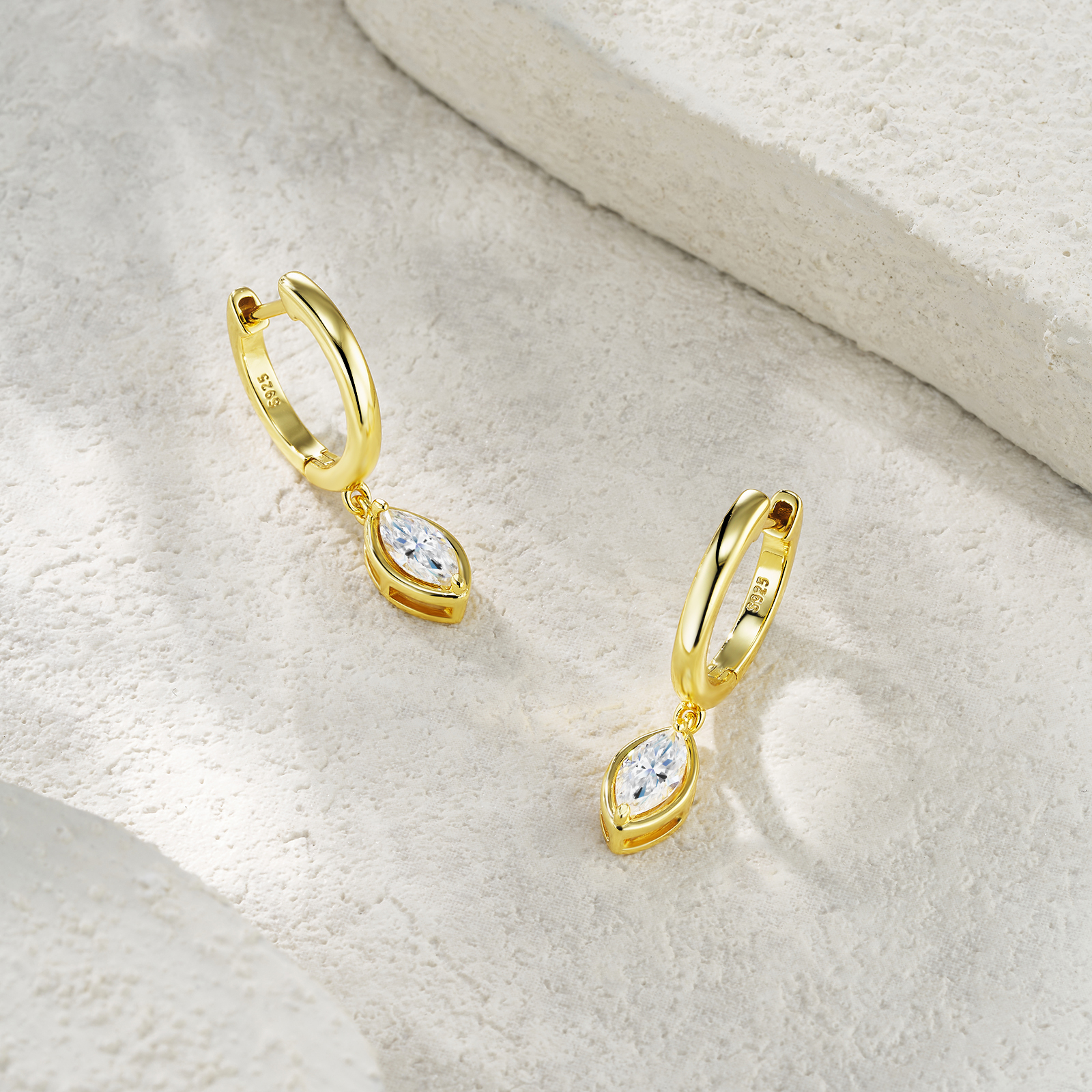 A Luxurious And Fashionable Minimalist Jewelry Earring Set Featuring Top-quality
