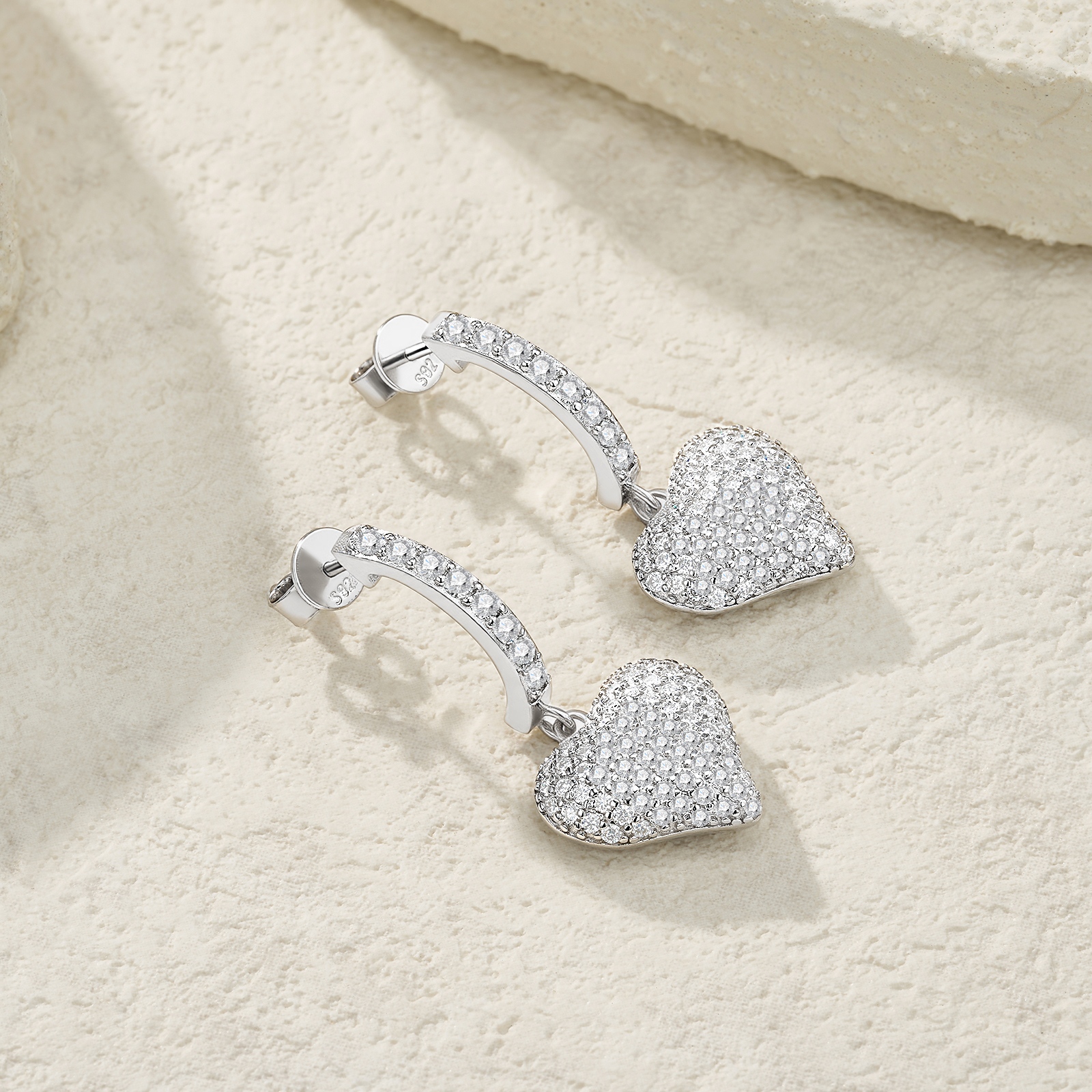A Luxurious And Fashionable Minimalist Jewelry Earring Set Featuring Top-quality
