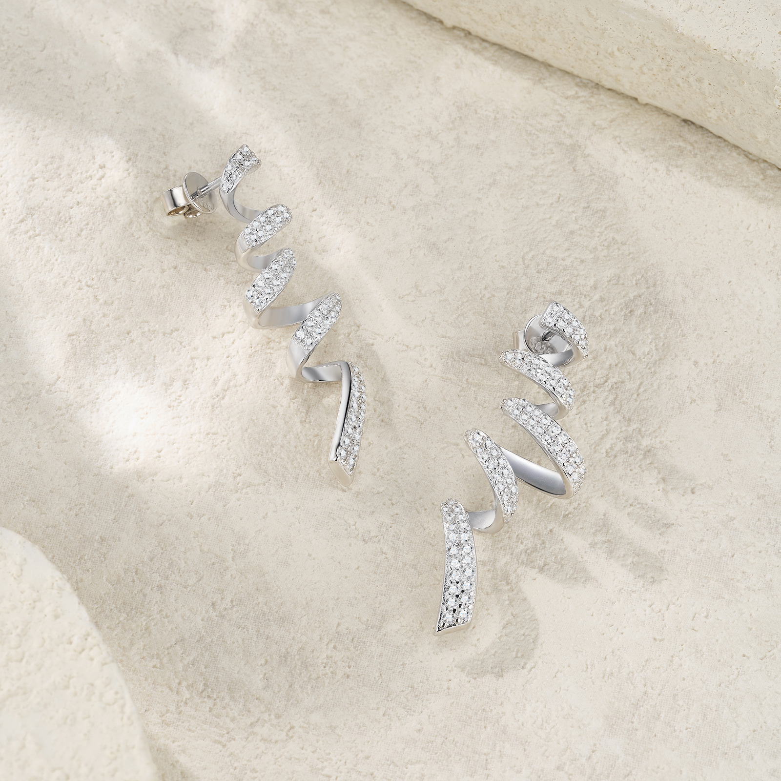 A Luxurious And Fashionable Minimalist Jewelry Earring Set Featuring Top-quality