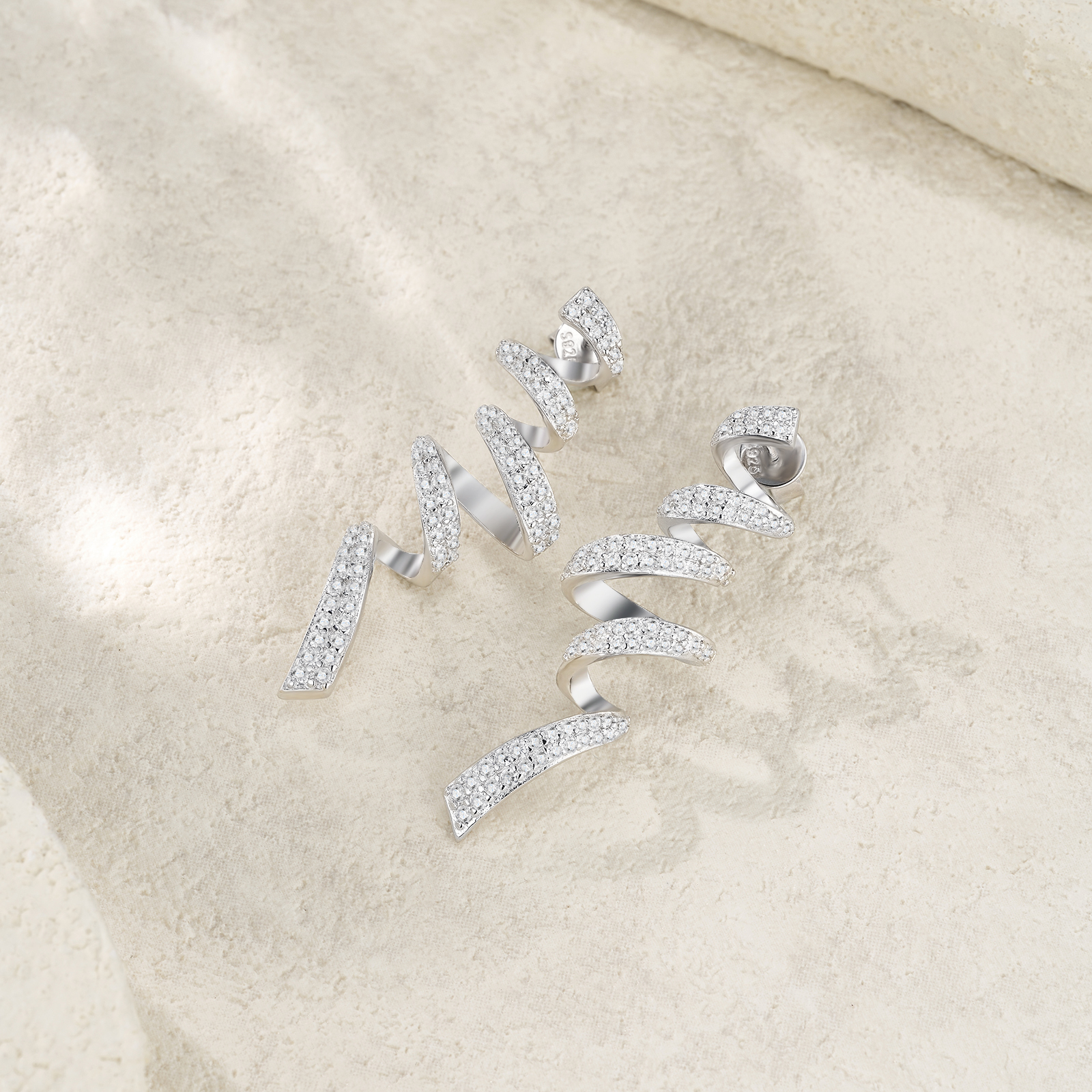 A Luxurious And Fashionable Minimalist Jewelry Earring Set Featuring Top-quality