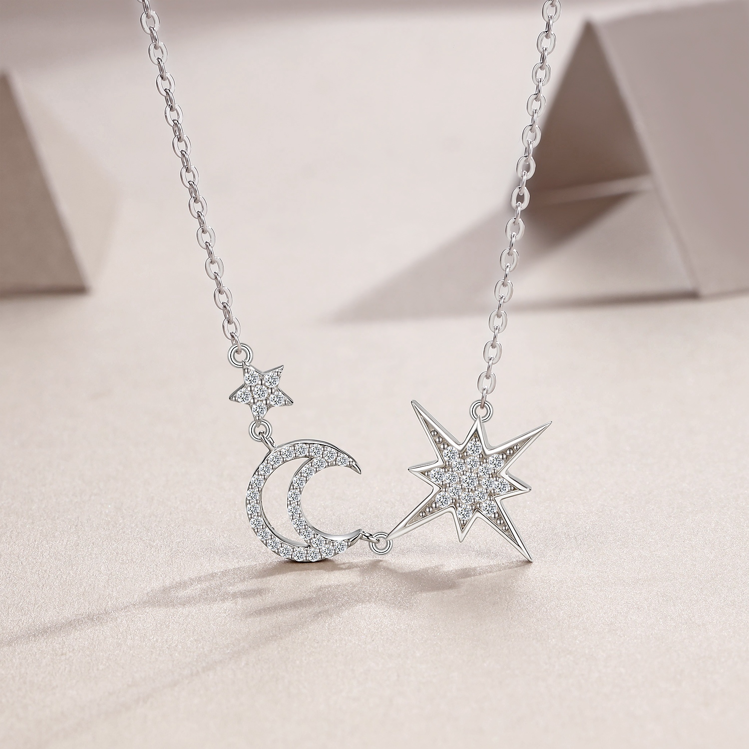 A Luxurious And Fashionable Minimalist Jewelry Pendant Necklace Featuring Top-quality