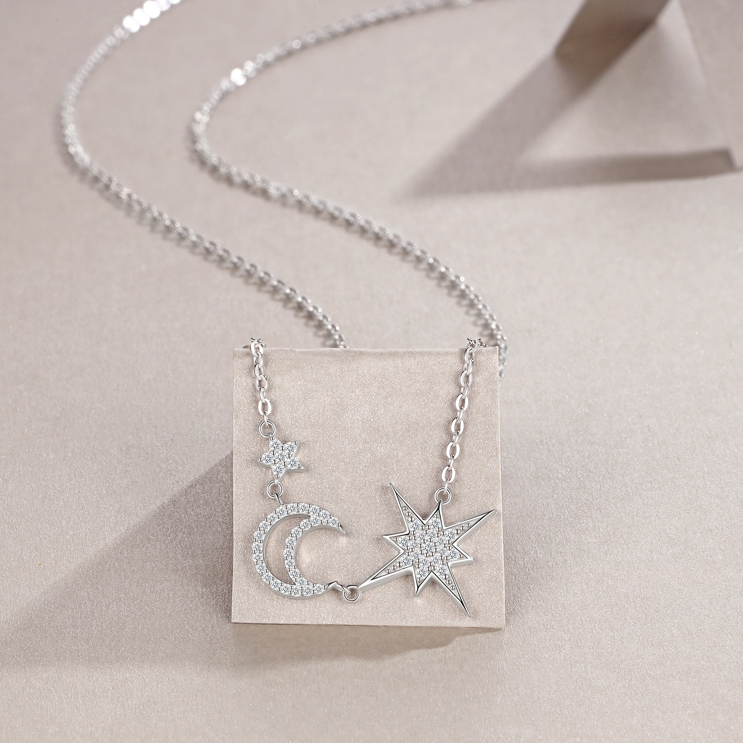 A Luxurious And Fashionable Minimalist Jewelry Pendant Necklace Featuring Top-quality