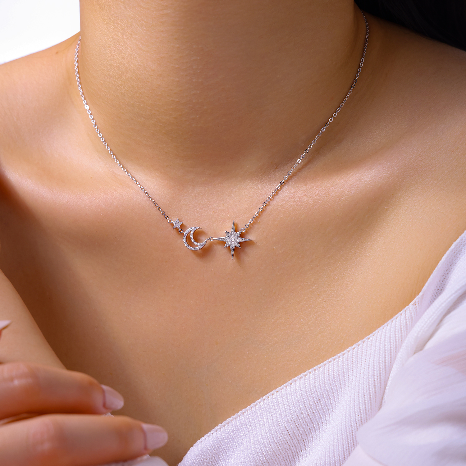 A Luxurious And Fashionable Minimalist Jewelry Pendant Necklace Featuring Top-quality