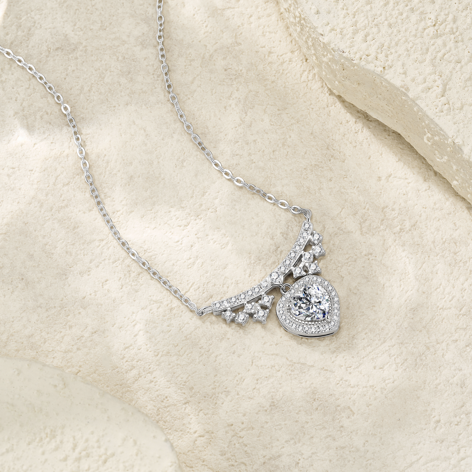 A Luxurious And Fashionable Minimalist Jewelry Pendant Necklace Featuring Top-quality
