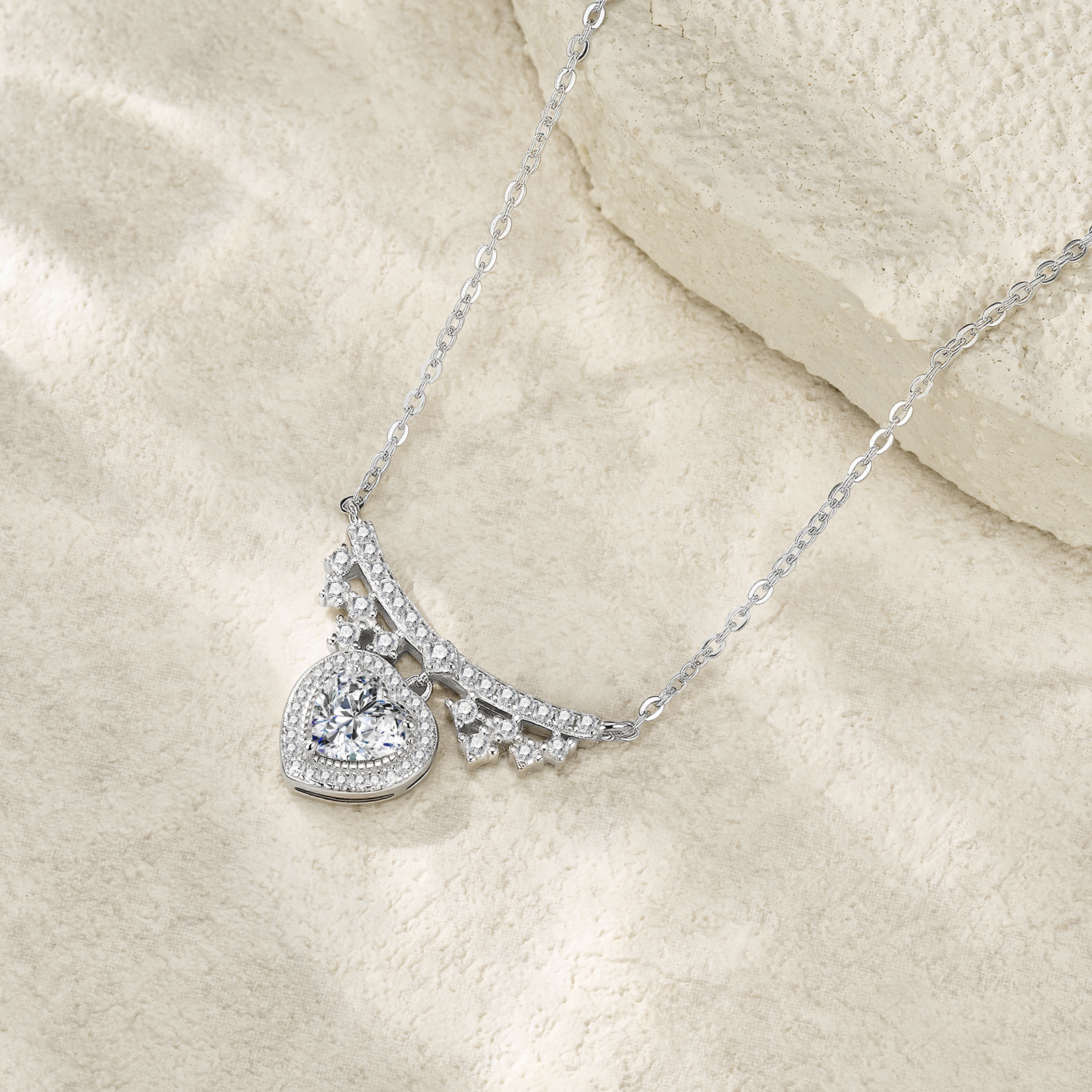 A Luxurious And Fashionable Minimalist Jewelry Pendant Necklace Featuring Top-quality