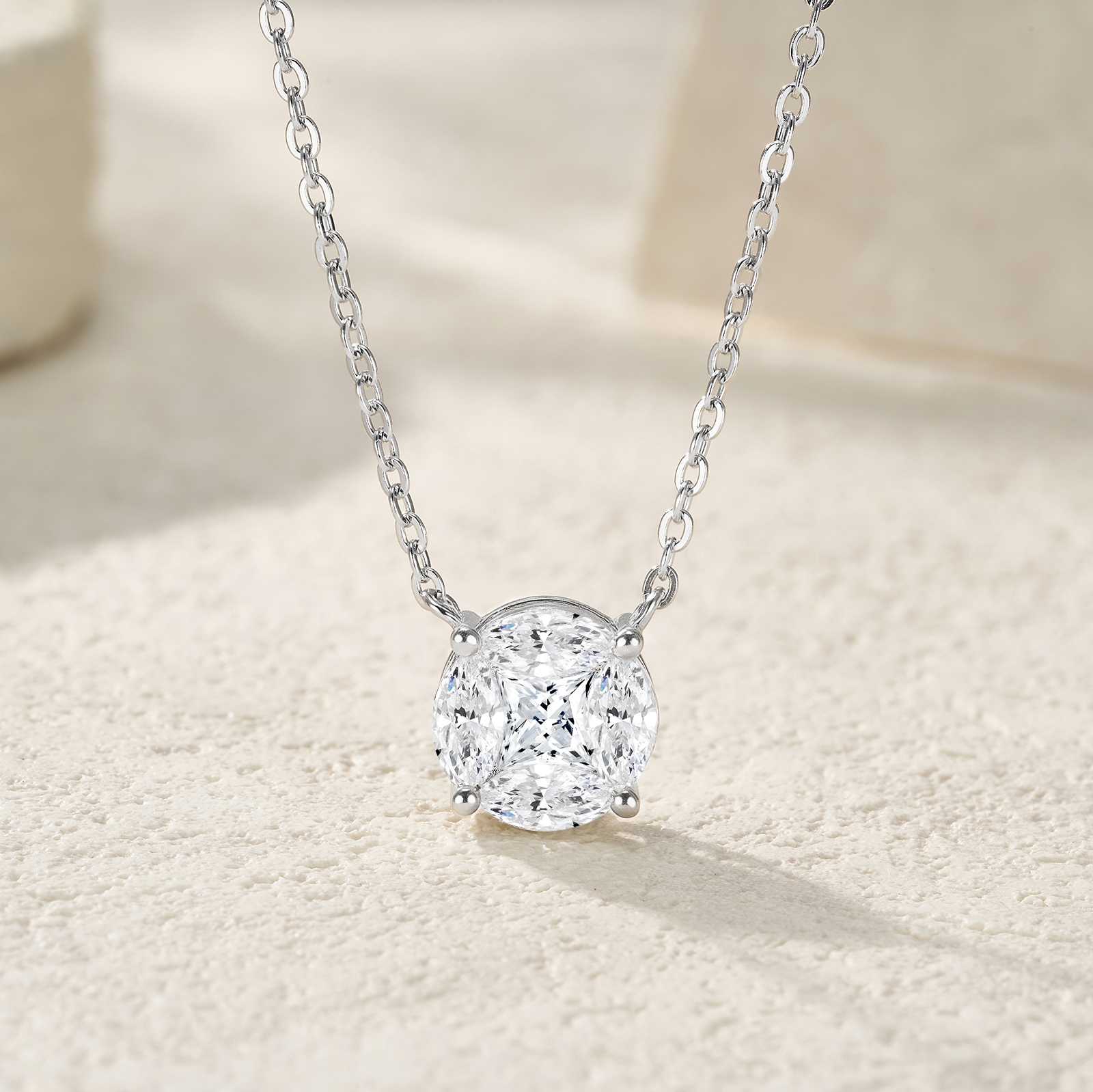 A Luxurious And Fashionable Minimalist Jewelry Pendant Necklace Featuring Top-quality