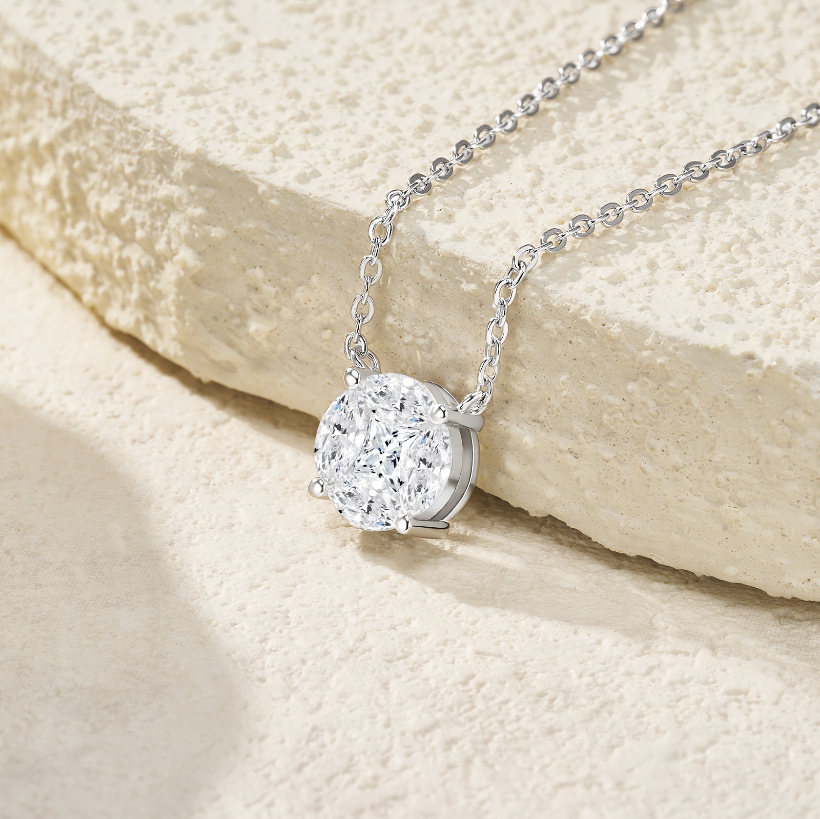 A Luxurious And Fashionable Minimalist Jewelry Pendant Necklace Featuring Top-quality