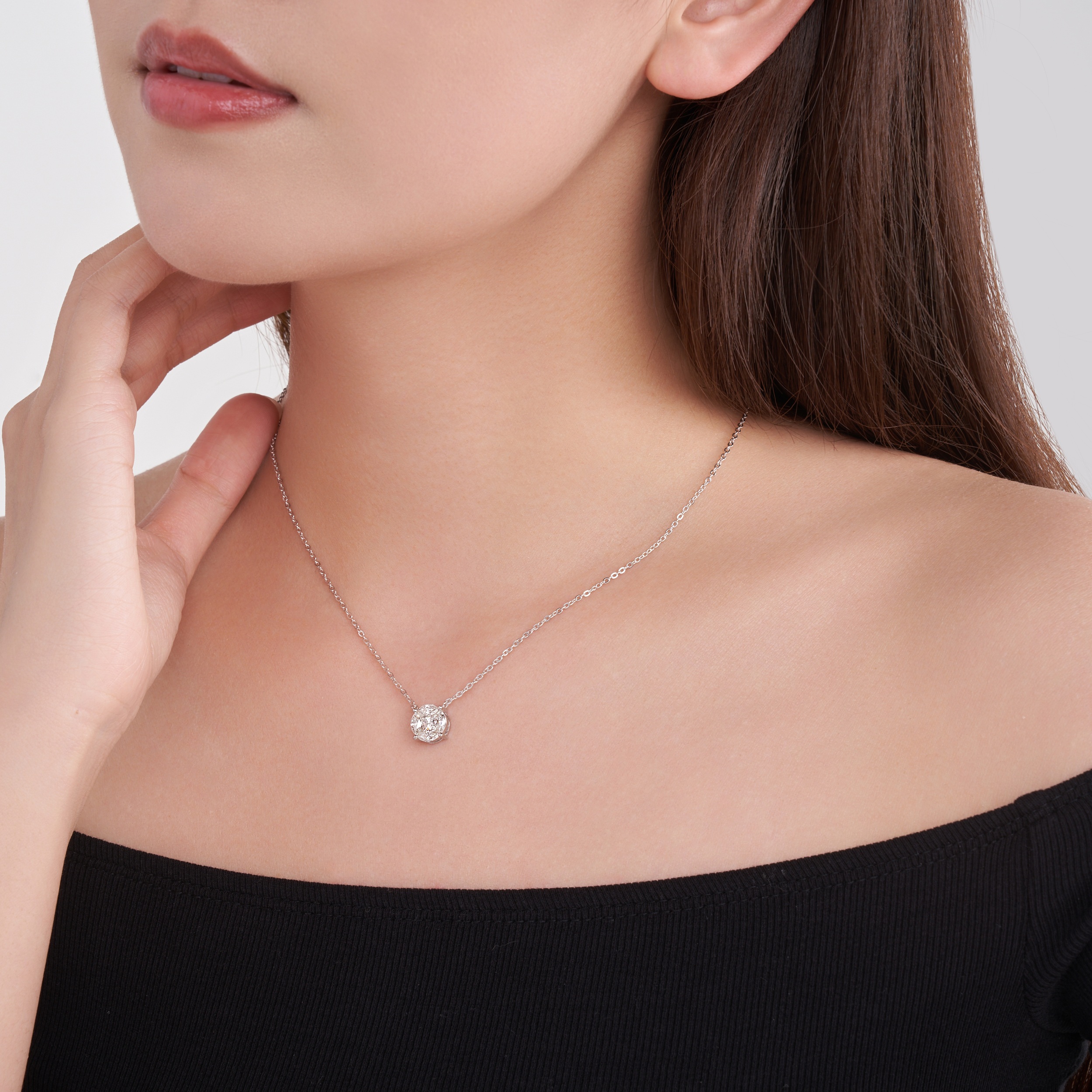A Luxurious And Fashionable Minimalist Jewelry Pendant Necklace Featuring Top-quality