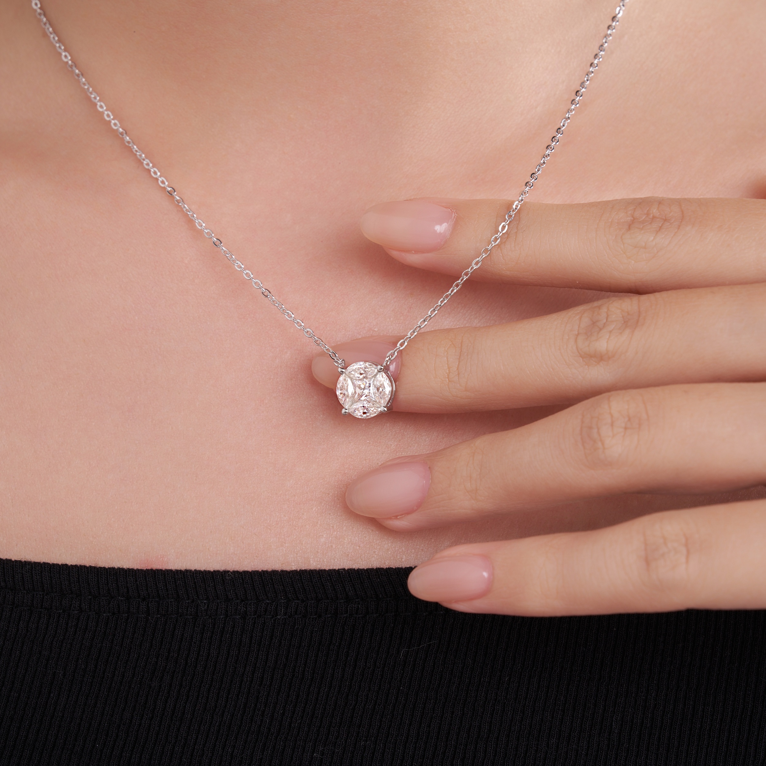 A Luxurious And Fashionable Minimalist Jewelry Pendant Necklace Featuring Top-quality