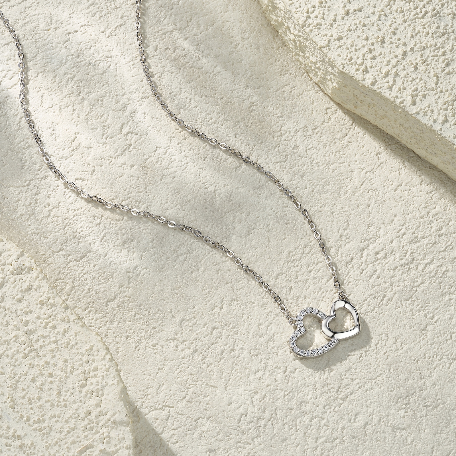A Luxurious And Fashionable Minimalist Jewelry Pendant Necklace Featuring Top-quality