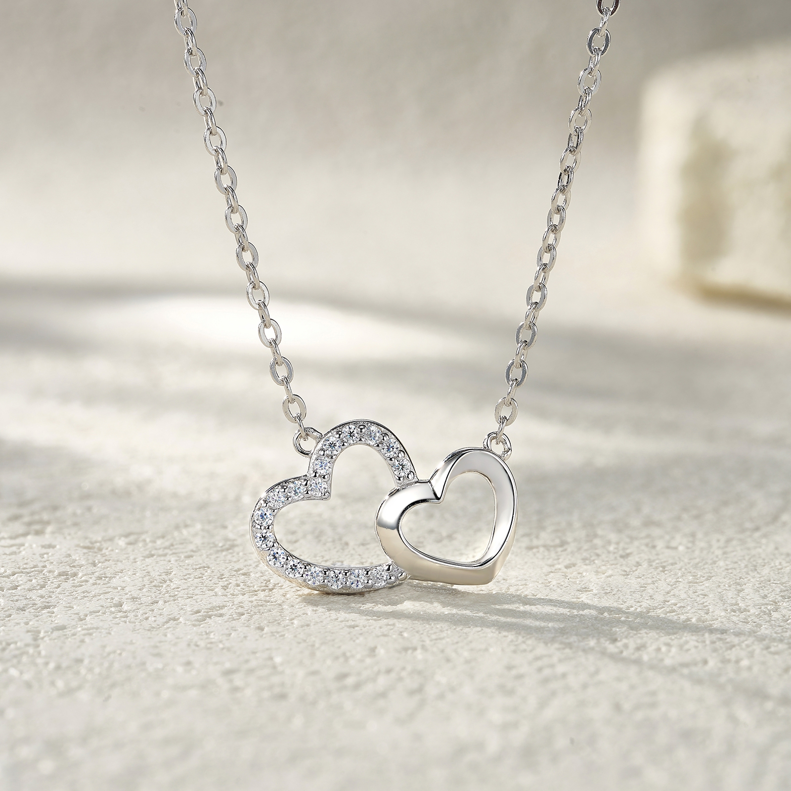 A Luxurious And Fashionable Minimalist Jewelry Pendant Necklace Featuring Top-quality