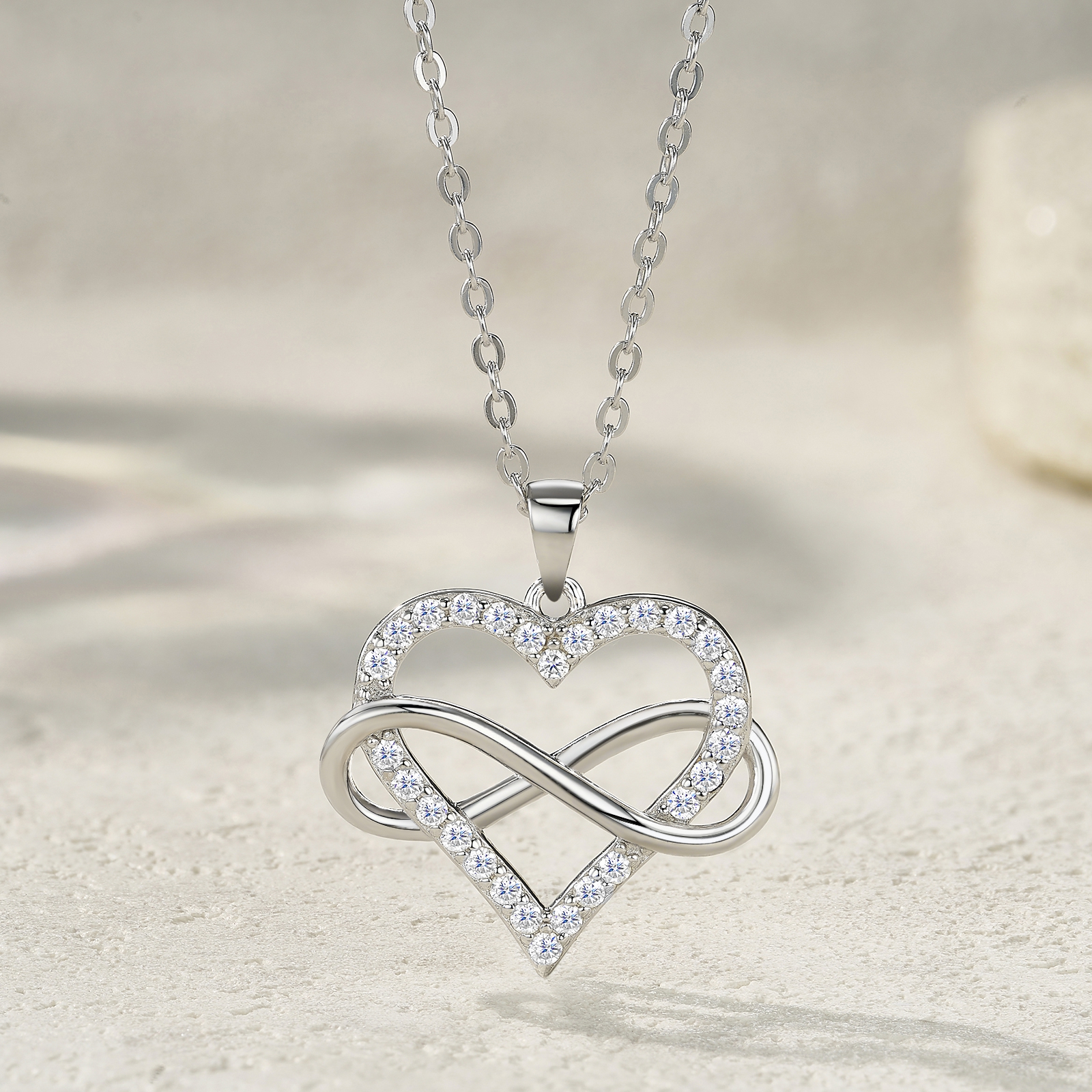 A Luxurious And Fashionable Minimalist Jewelry Pendant Necklace Featuring Top-quality