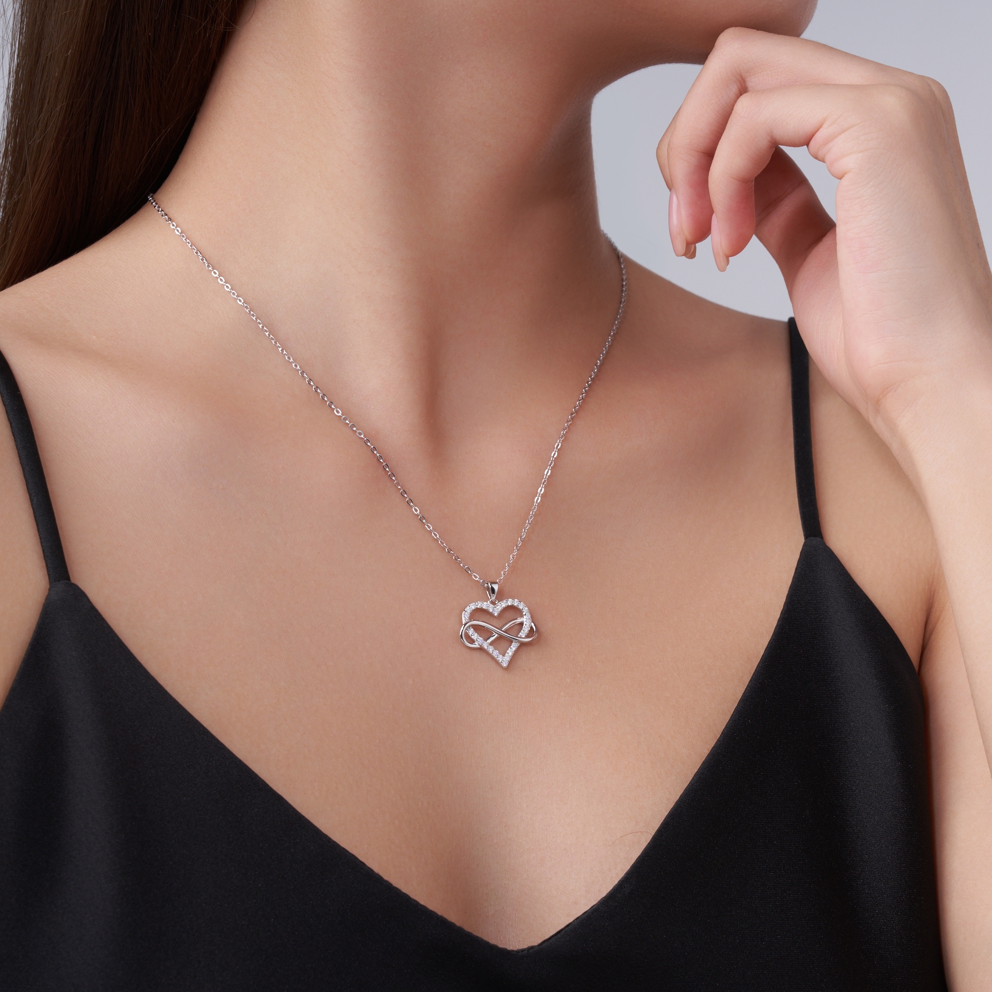 A Luxurious And Fashionable Minimalist Jewelry Pendant Necklace Featuring Top-quality