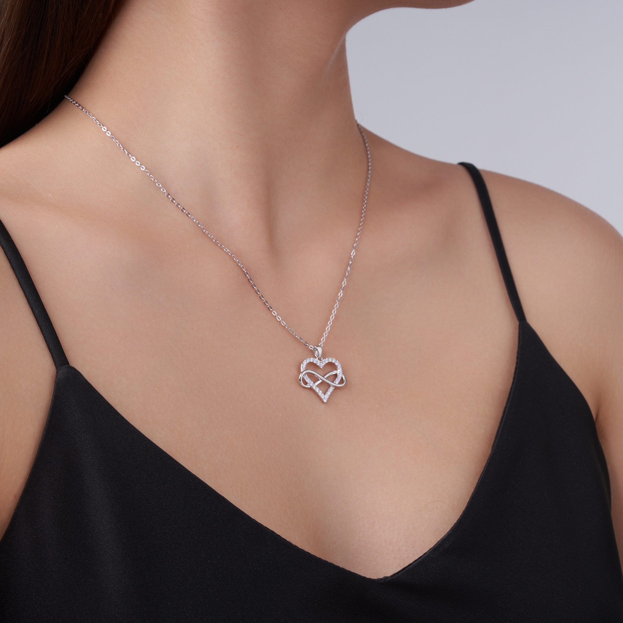 A Luxurious And Fashionable Minimalist Jewelry Pendant Necklace Featuring Top-quality