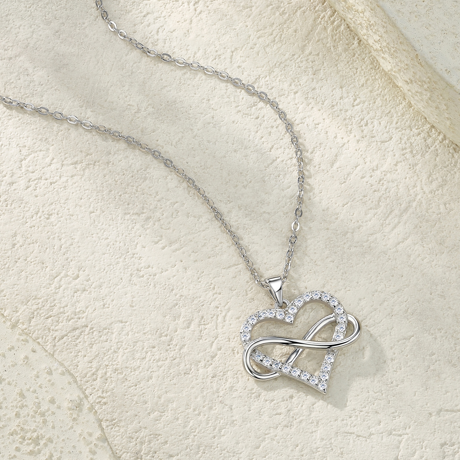 A Luxurious And Fashionable Minimalist Jewelry Pendant Necklace Featuring Top-quality