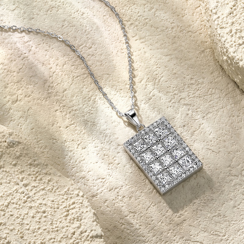 A Luxurious And Fashionable Minimalist Jewelry Pendant Necklace Featuring Top-quality