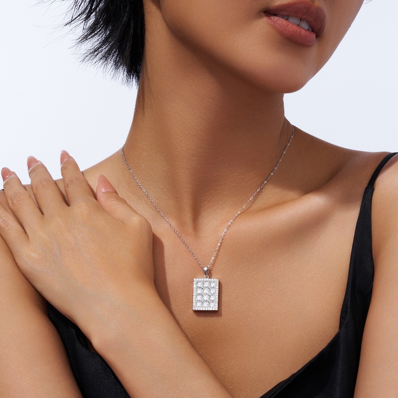 A Luxurious And Fashionable Minimalist Jewelry Pendant Necklace Featuring Top-quality