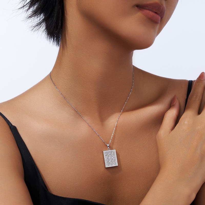 A Luxurious And Fashionable Minimalist Jewelry Pendant Necklace Featuring Top-quality
