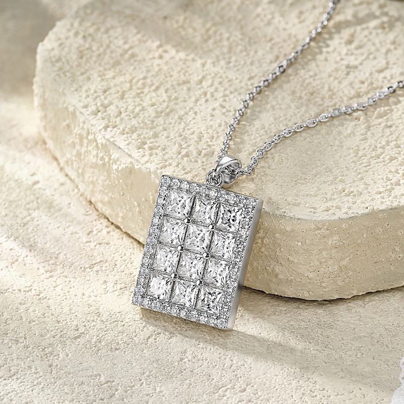A Luxurious And Fashionable Minimalist Jewelry Pendant Necklace Featuring Top-quality