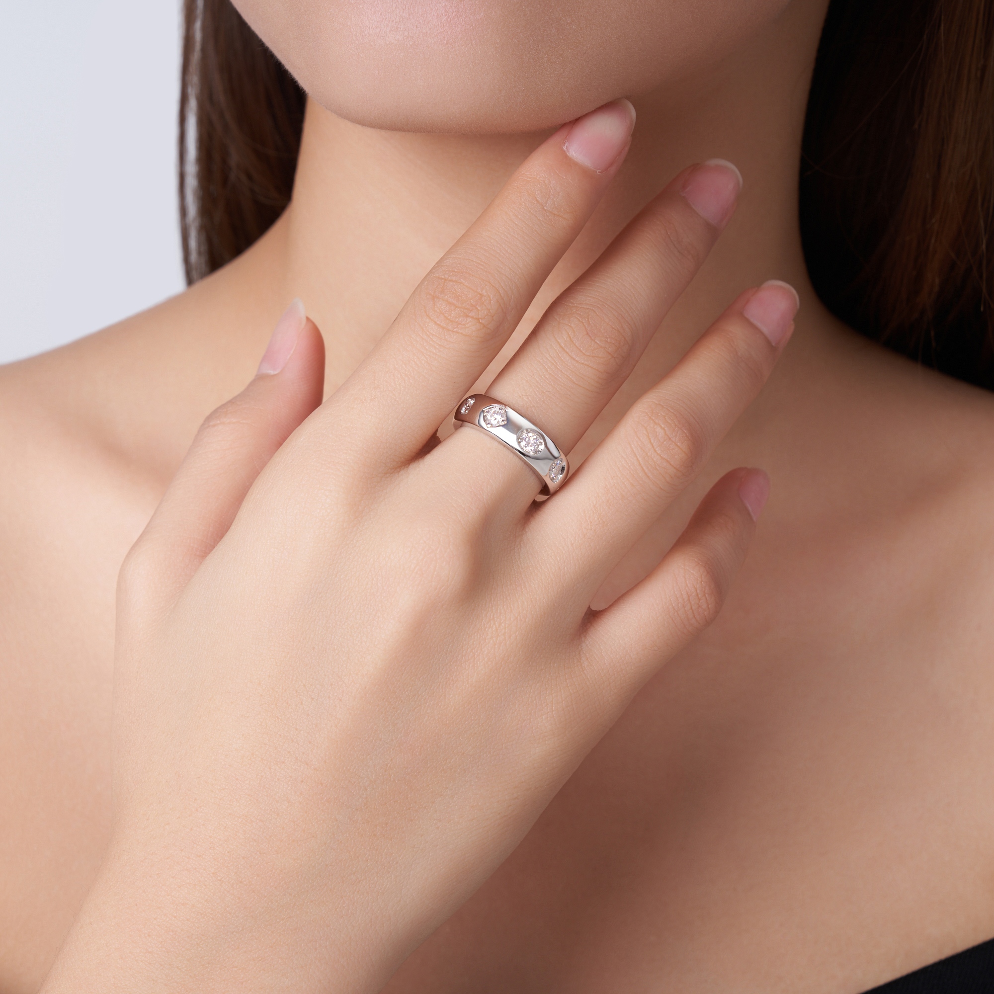 A Luxurious And Fashionable Minimalist Jewelry Ring Featuring A 0.1-carat Top-quality