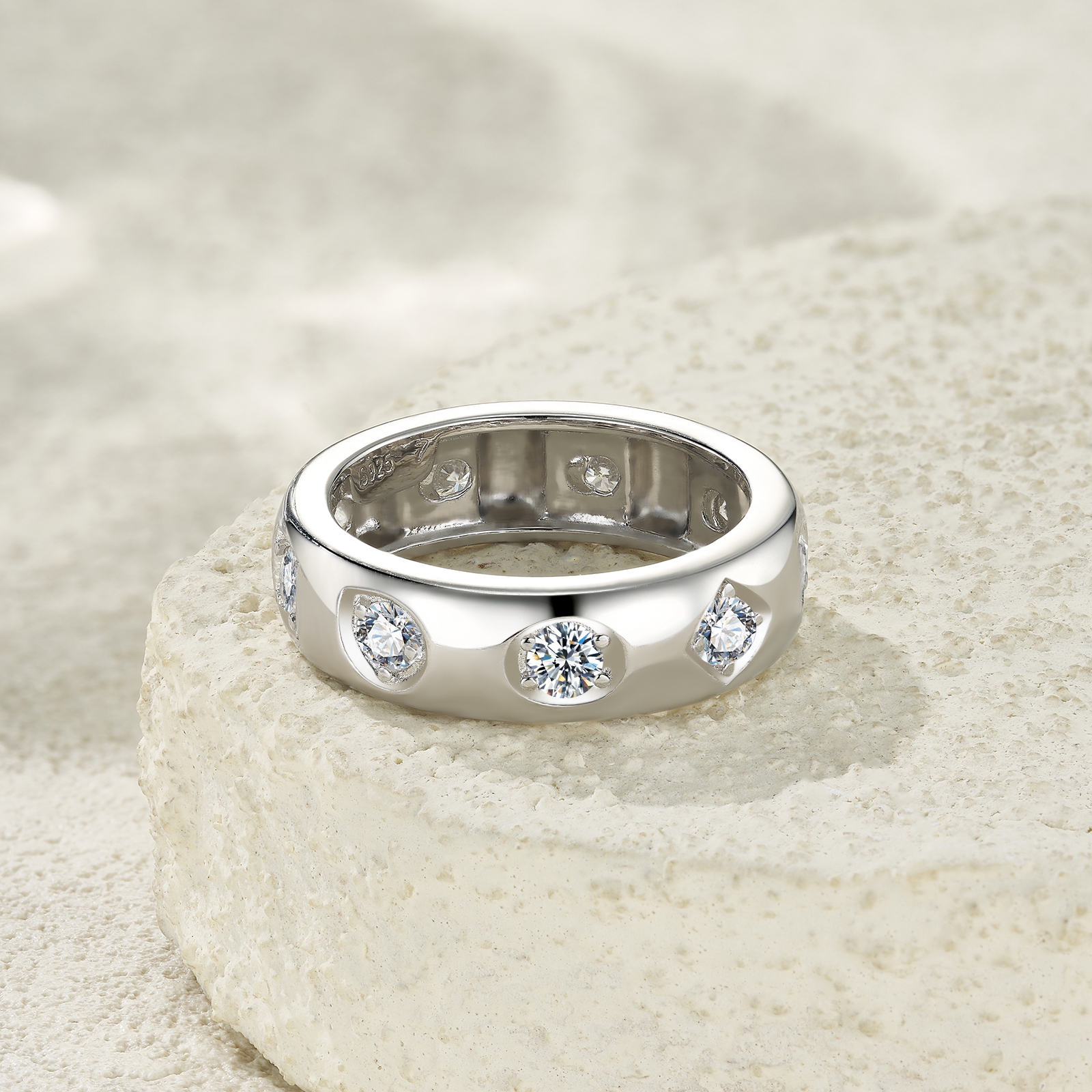 A Luxurious And Fashionable Minimalist Jewelry Ring Featuring A 0.1-carat Top-quality