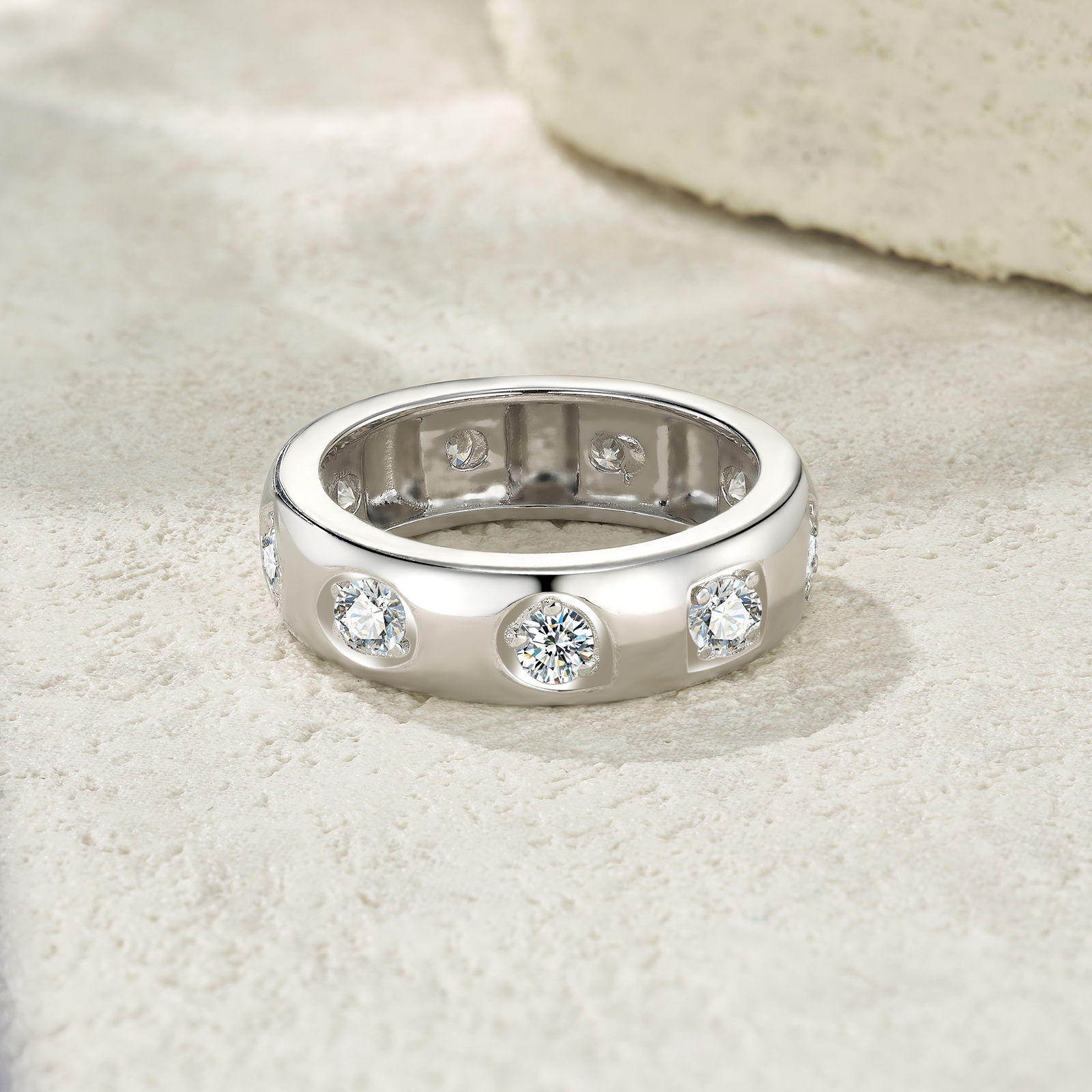 A Luxurious And Fashionable Minimalist Jewelry Ring Featuring A 0.1-carat Top-quality