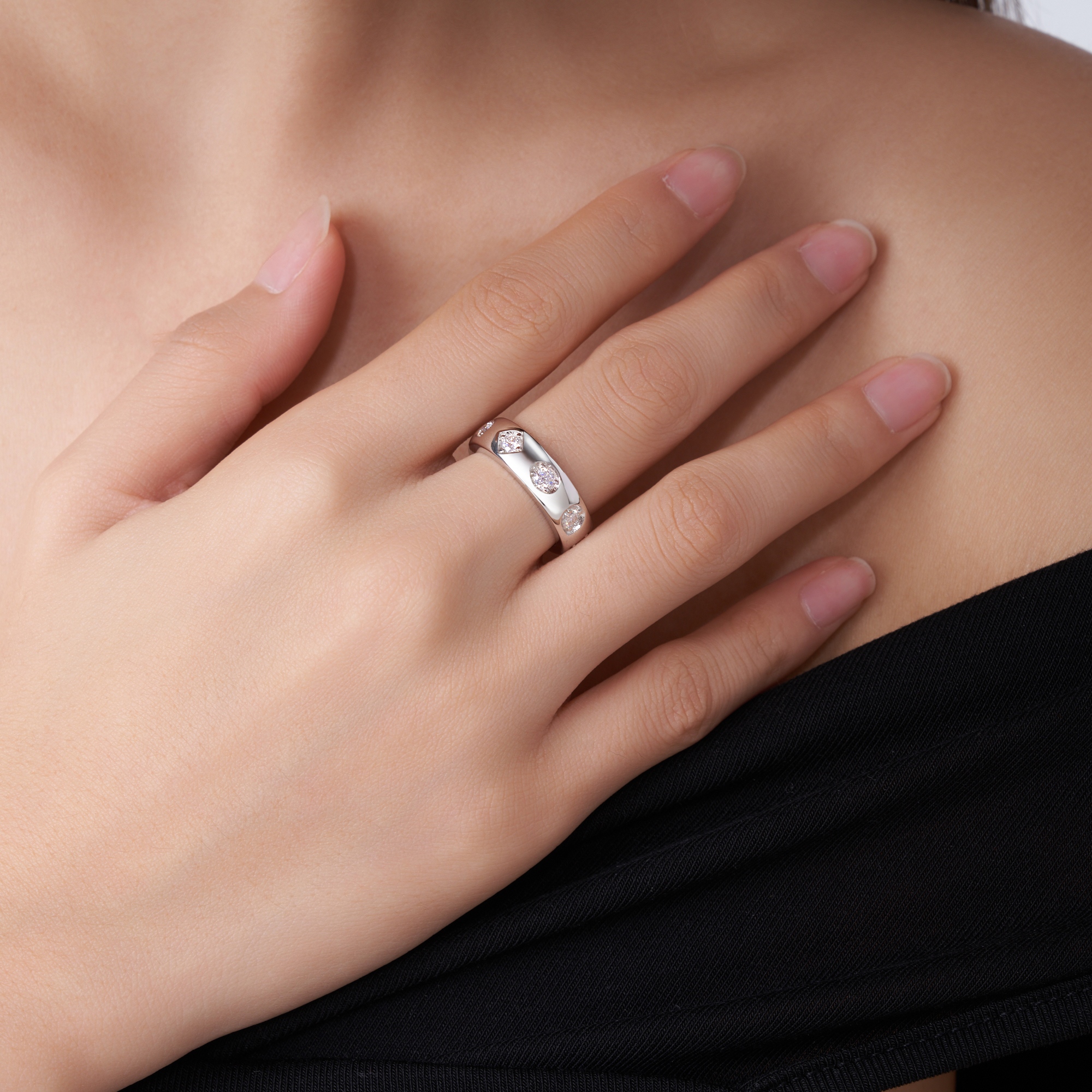 A Luxurious And Fashionable Minimalist Jewelry Ring Featuring A 0.1-carat Top-quality