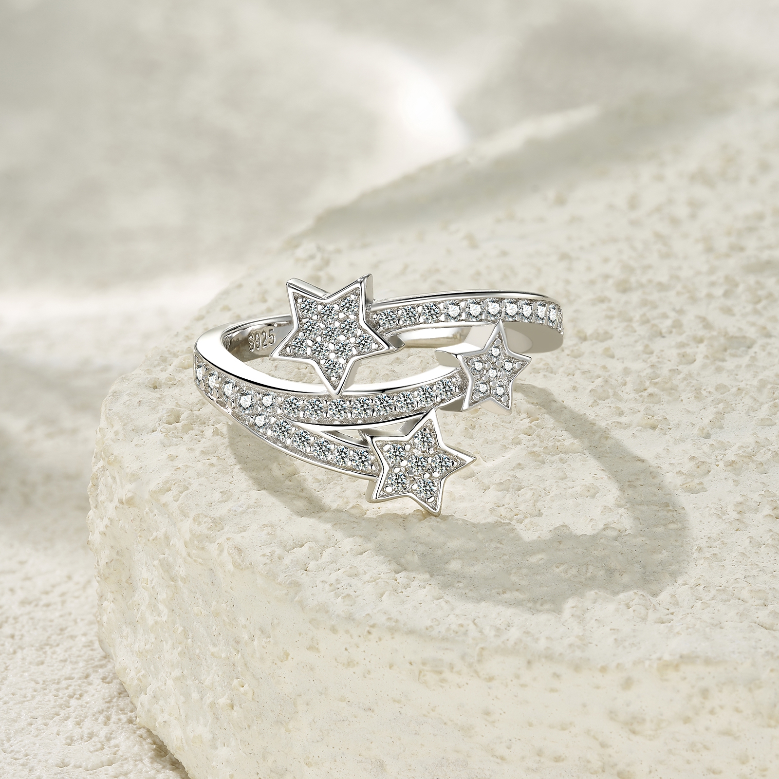 A Luxurious And Fashionable Minimalist Jewelry Ring Featuring A 0.1-carat Top-quality