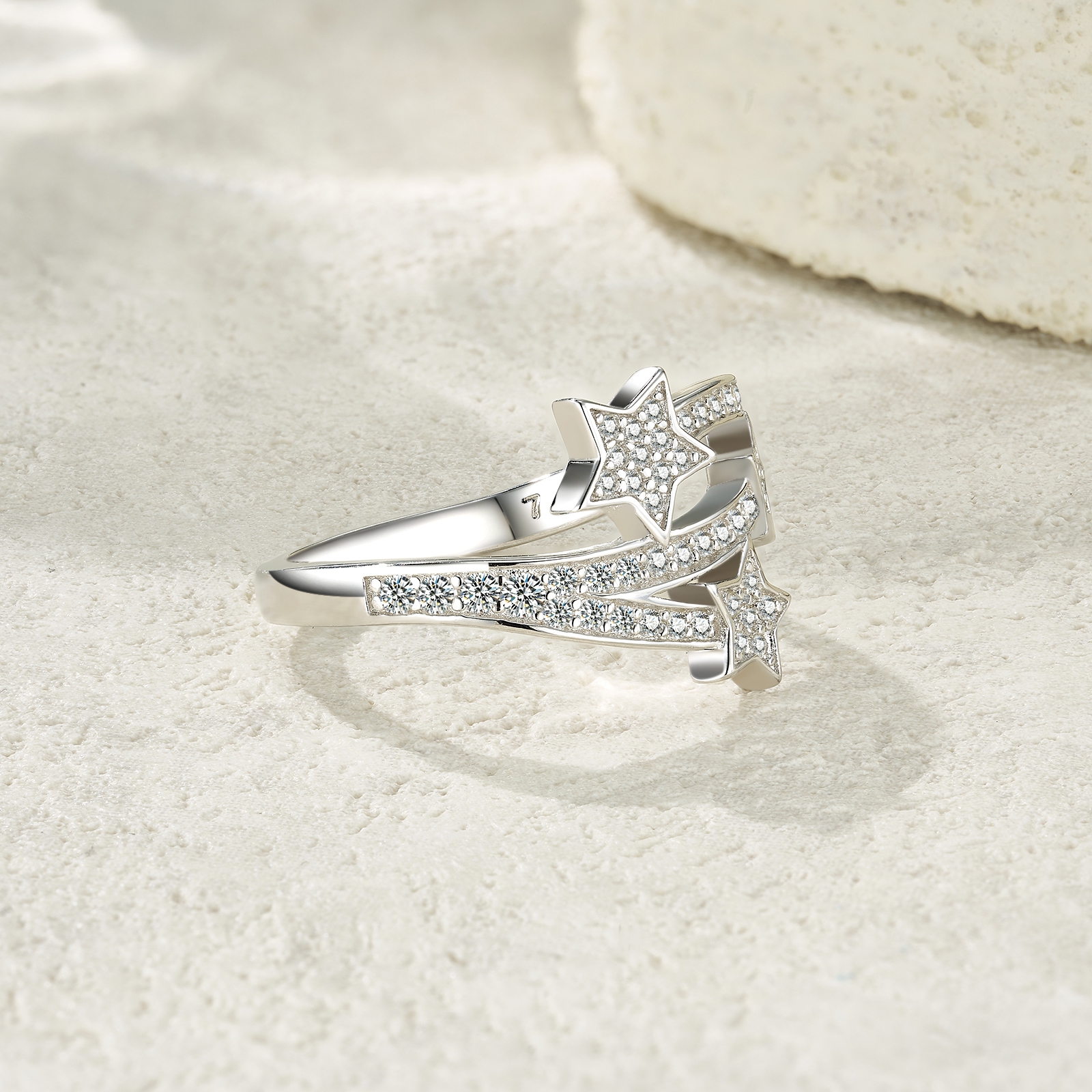 A Luxurious And Fashionable Minimalist Jewelry Ring Featuring A 0.1-carat Top-quality