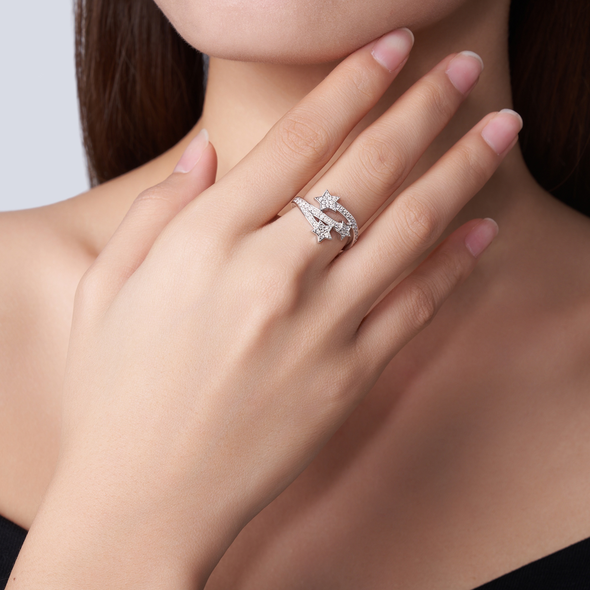 A Luxurious And Fashionable Minimalist Jewelry Ring Featuring A 0.1-carat Top-quality