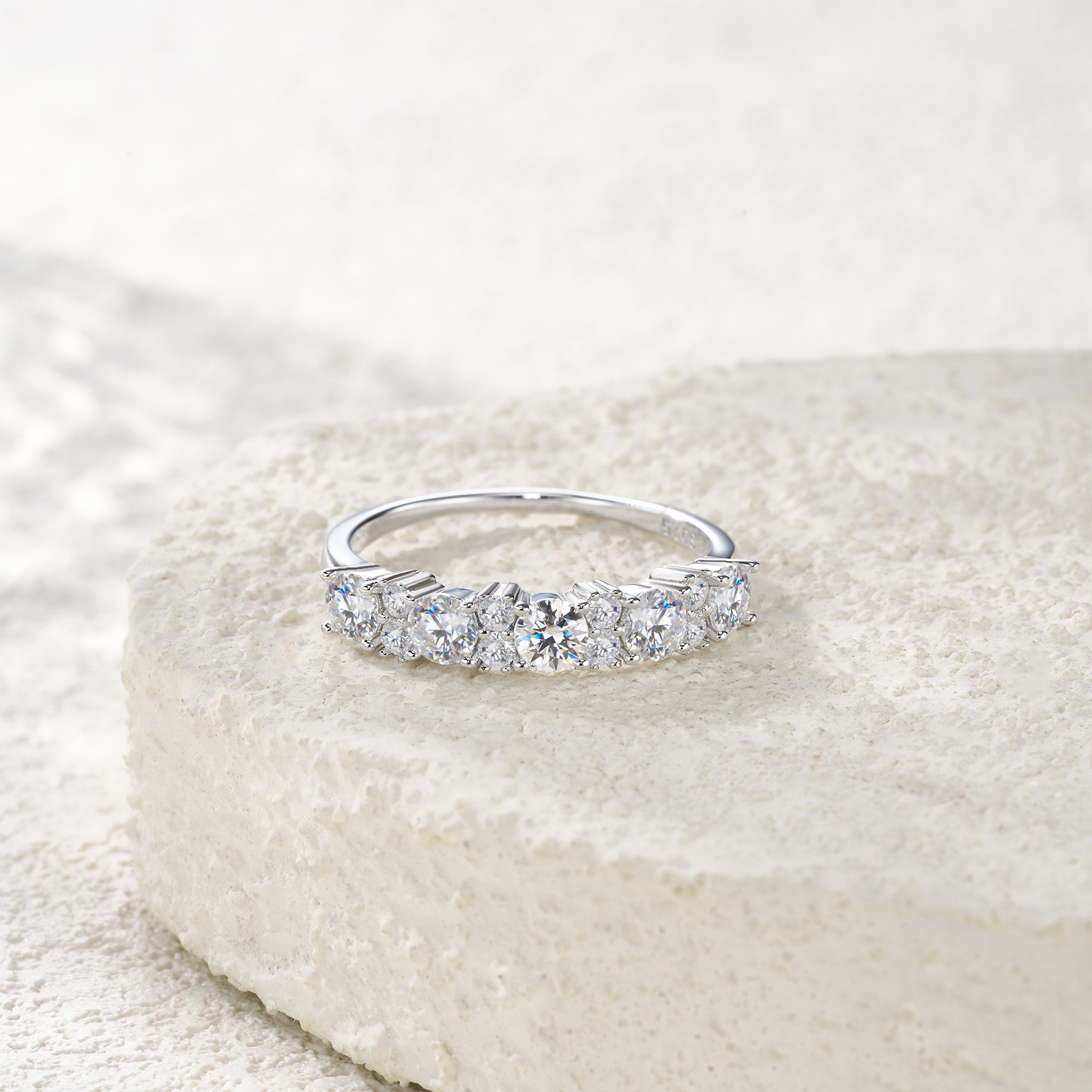 A Luxurious And Fashionable Minimalist Jewelry Ring Featuring Top-quality Moissanite, Made